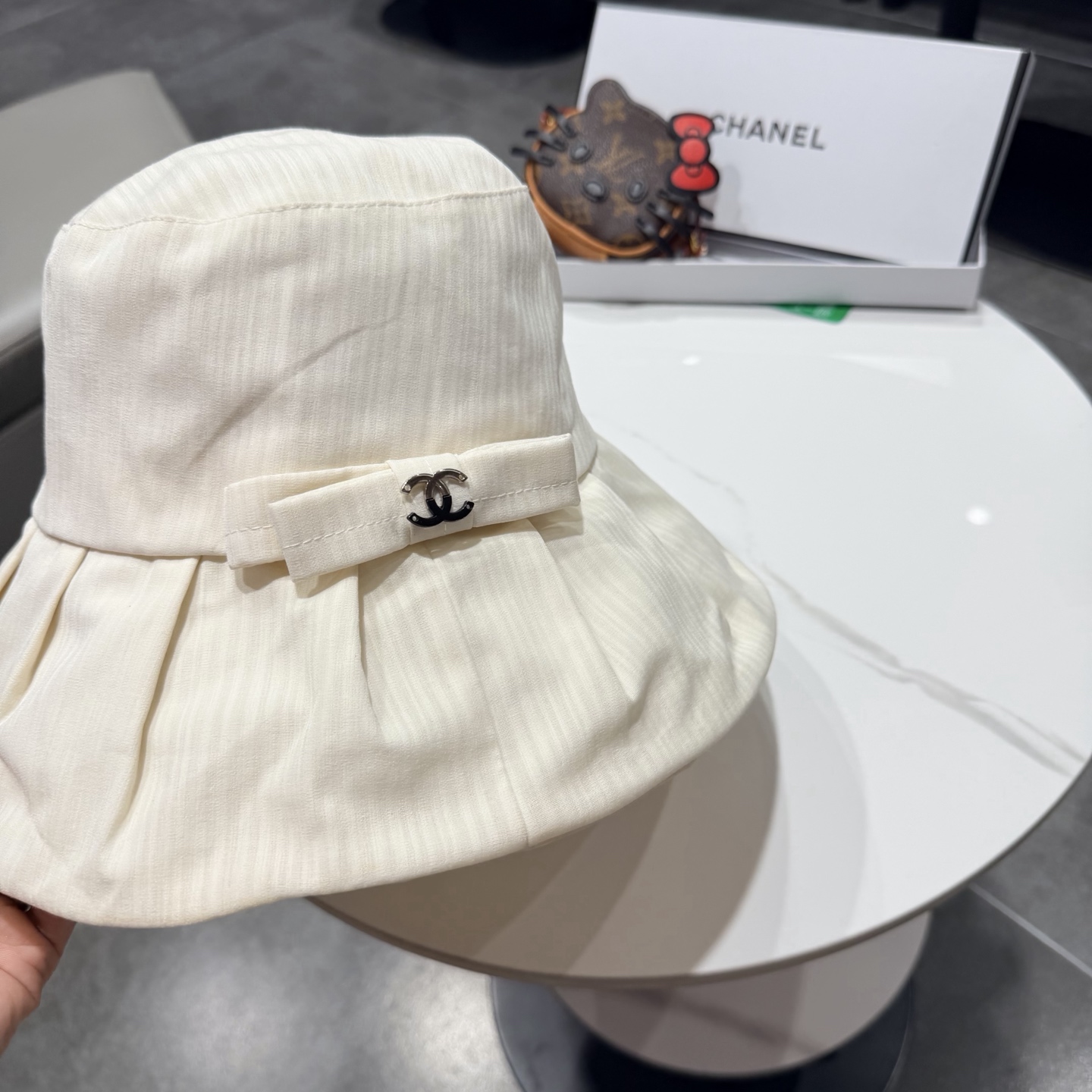 Chanel香奈儿新款遮阳渔夫帽，加强紫外线！