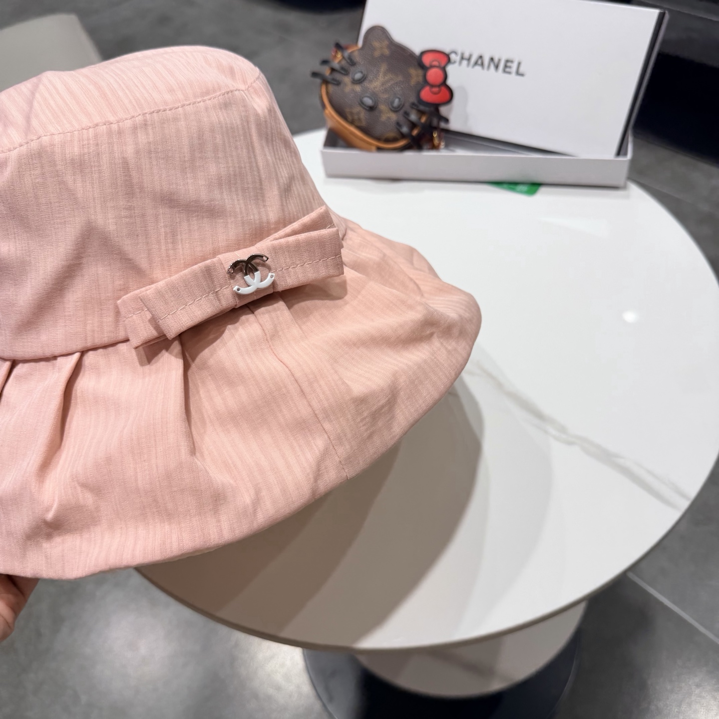 Chanel香奈儿新款遮阳渔夫帽，加强紫外线！