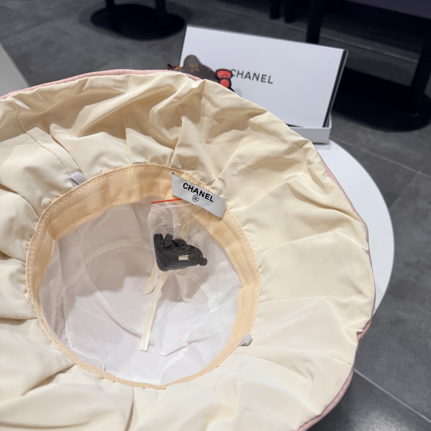 Chanel香奈儿新款遮阳渔夫帽，加强紫外线！