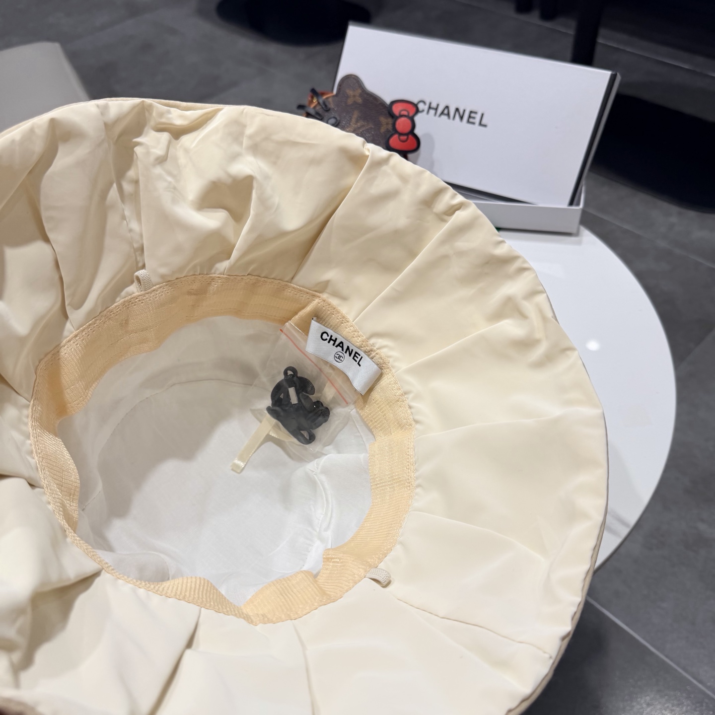 Chanel香奈儿新款遮阳渔夫帽，加强紫外线！