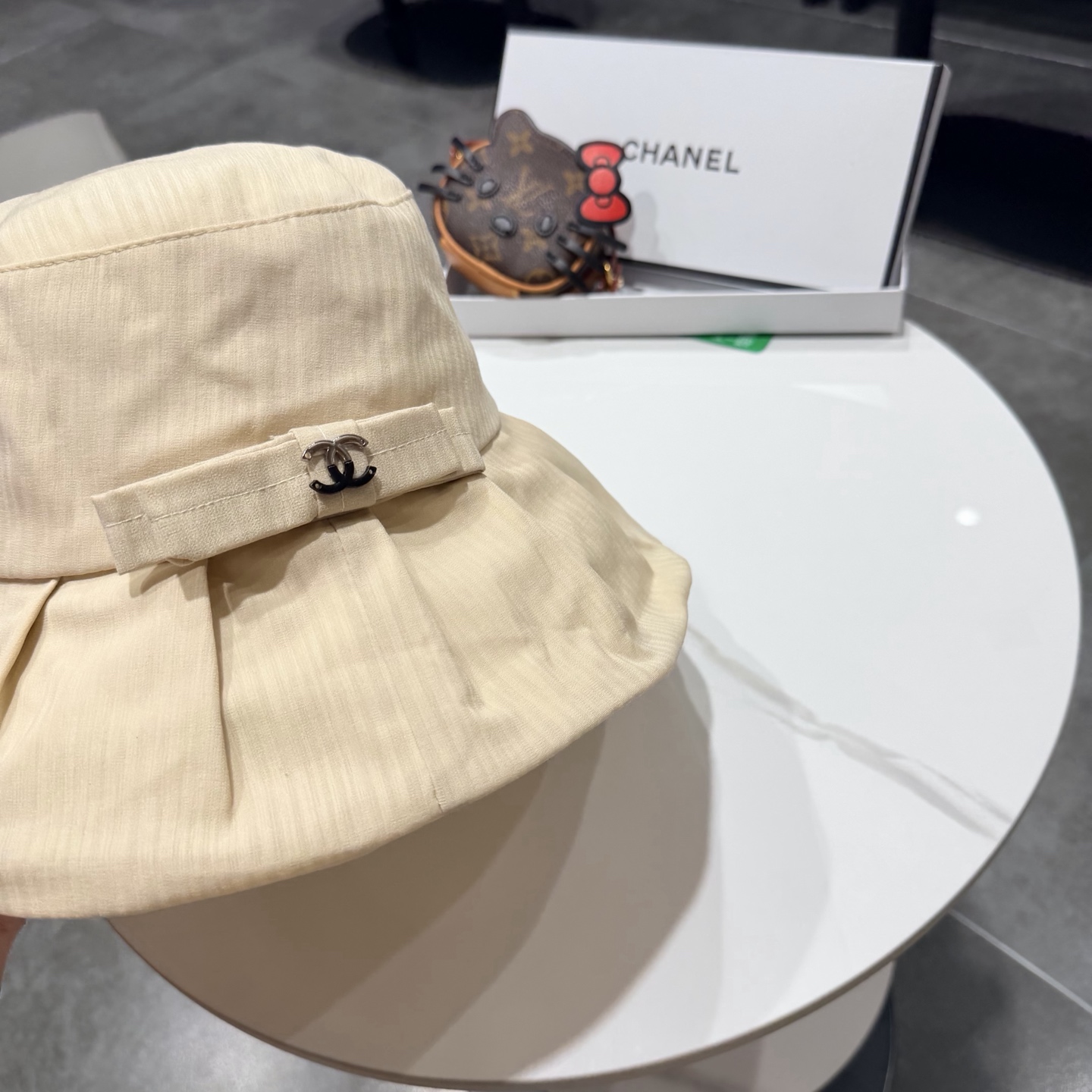 Chanel香奈儿新款遮阳渔夫帽，加强紫外线！