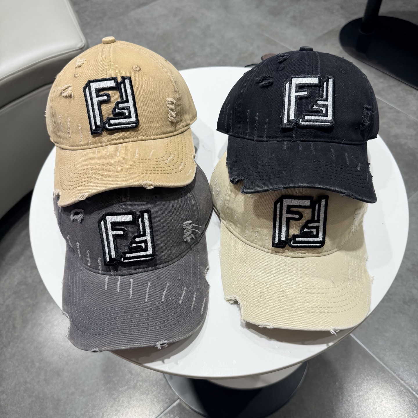 FEND*芬迪棒球帽🧢芬迪家的帽型简直无可挑剔！巨正！气场强大！高颜值在线，分分钟ko市场版本！首批上架