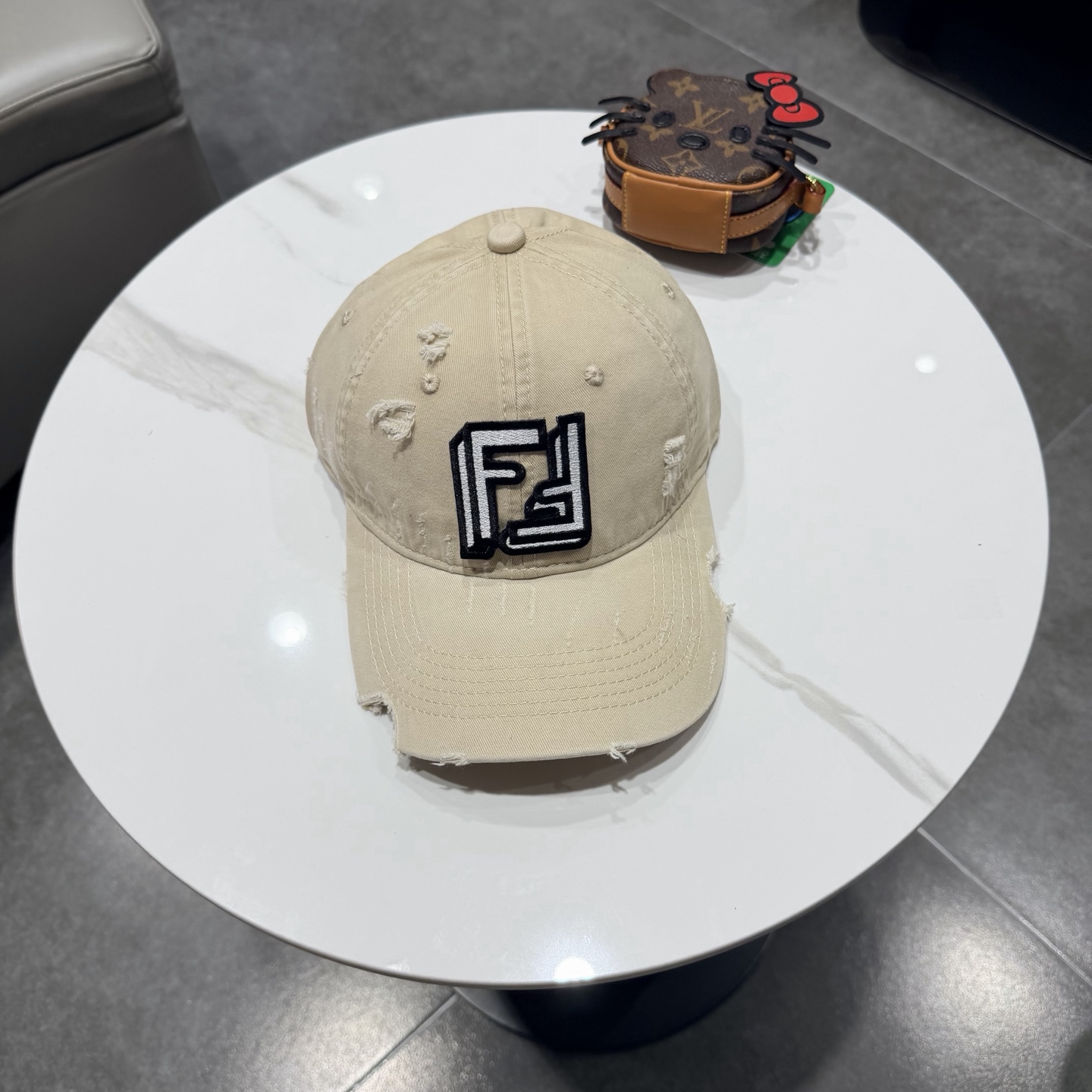 FEND*芬迪棒球帽🧢芬迪家的帽型简直无可挑剔！巨正！气场强大！高颜值在线，分分钟ko市场版本！首批上架