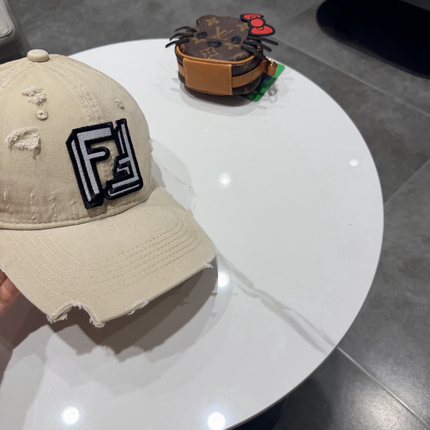 FEND*芬迪棒球帽🧢芬迪家的帽型简直无可挑剔！巨正！气场强大！高颜值在线，分分钟ko市场版本！首批上架