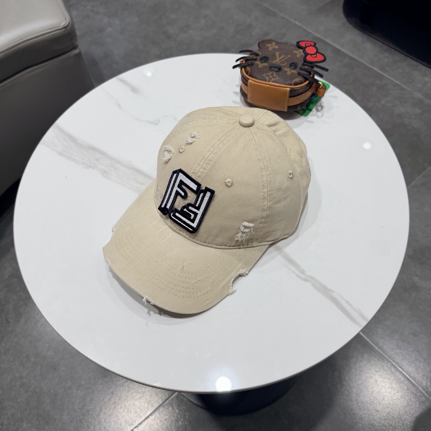 FEND*芬迪棒球帽🧢芬迪家的帽型简直无可挑剔！巨正！气场强大！高颜值在线，分分钟ko市场版本！首批上架