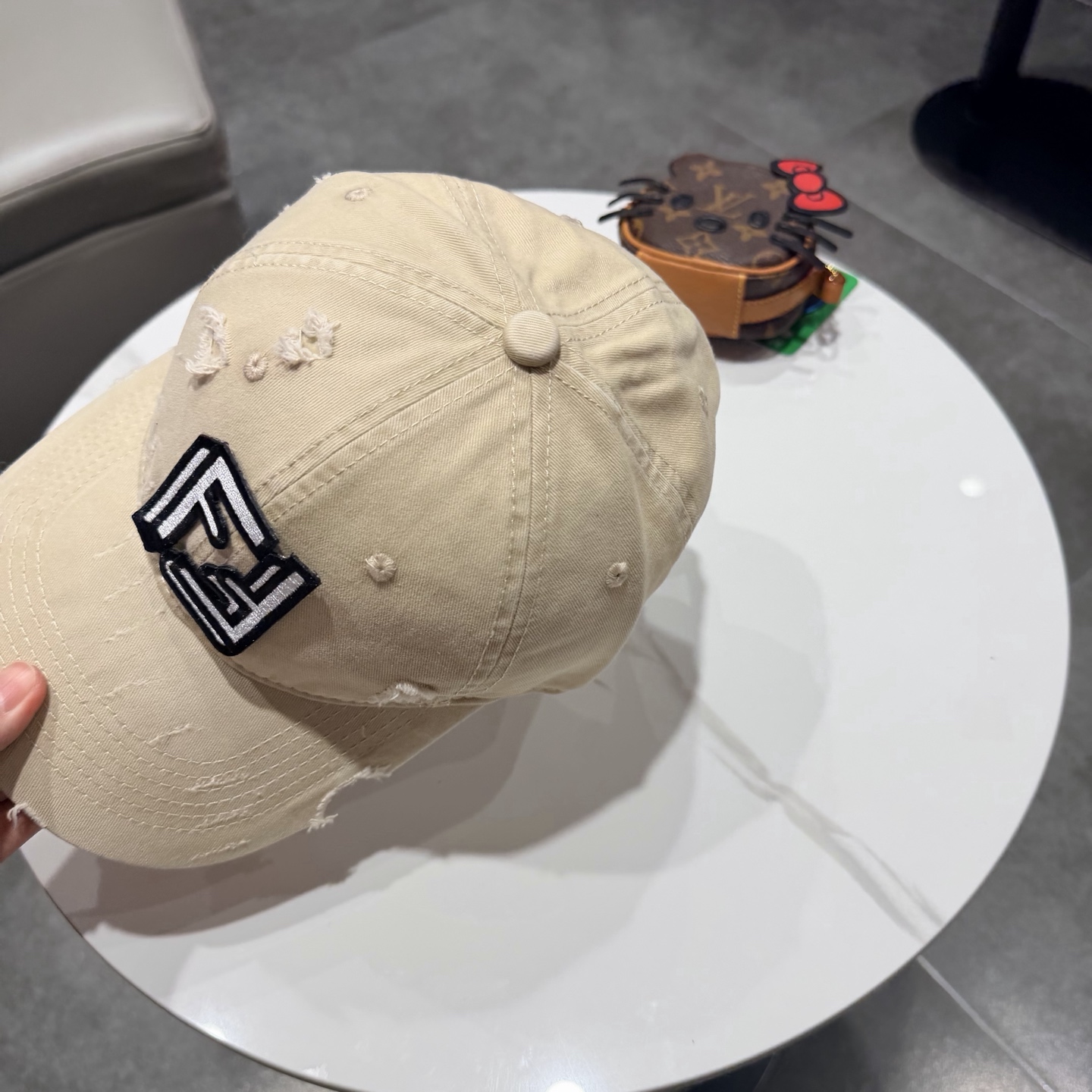 FEND*芬迪棒球帽🧢芬迪家的帽型简直无可挑剔！巨正！气场强大！高颜值在线，分分钟ko市场版本！首批上架