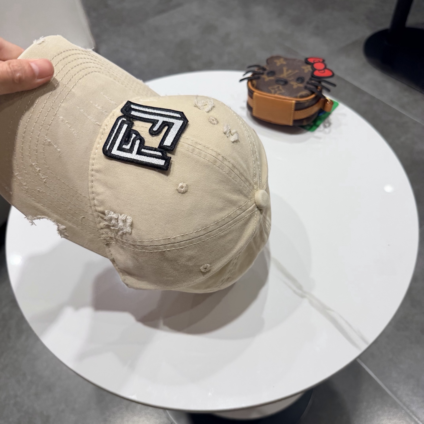 FEND*芬迪棒球帽🧢芬迪家的帽型简直无可挑剔！巨正！气场强大！高颜值在线，分分钟ko市场版本！首批上架