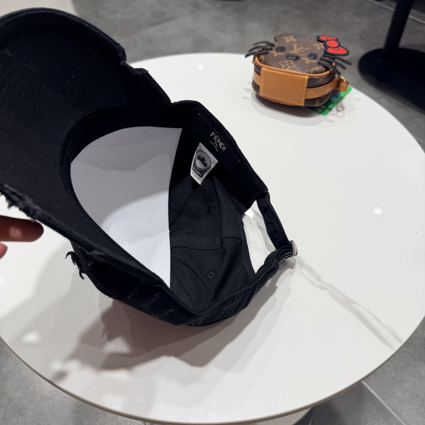 FEND*芬迪棒球帽🧢芬迪家的帽型简直无可挑剔！巨正！气场强大！高颜值在线，分分钟ko市场版本！首批上架