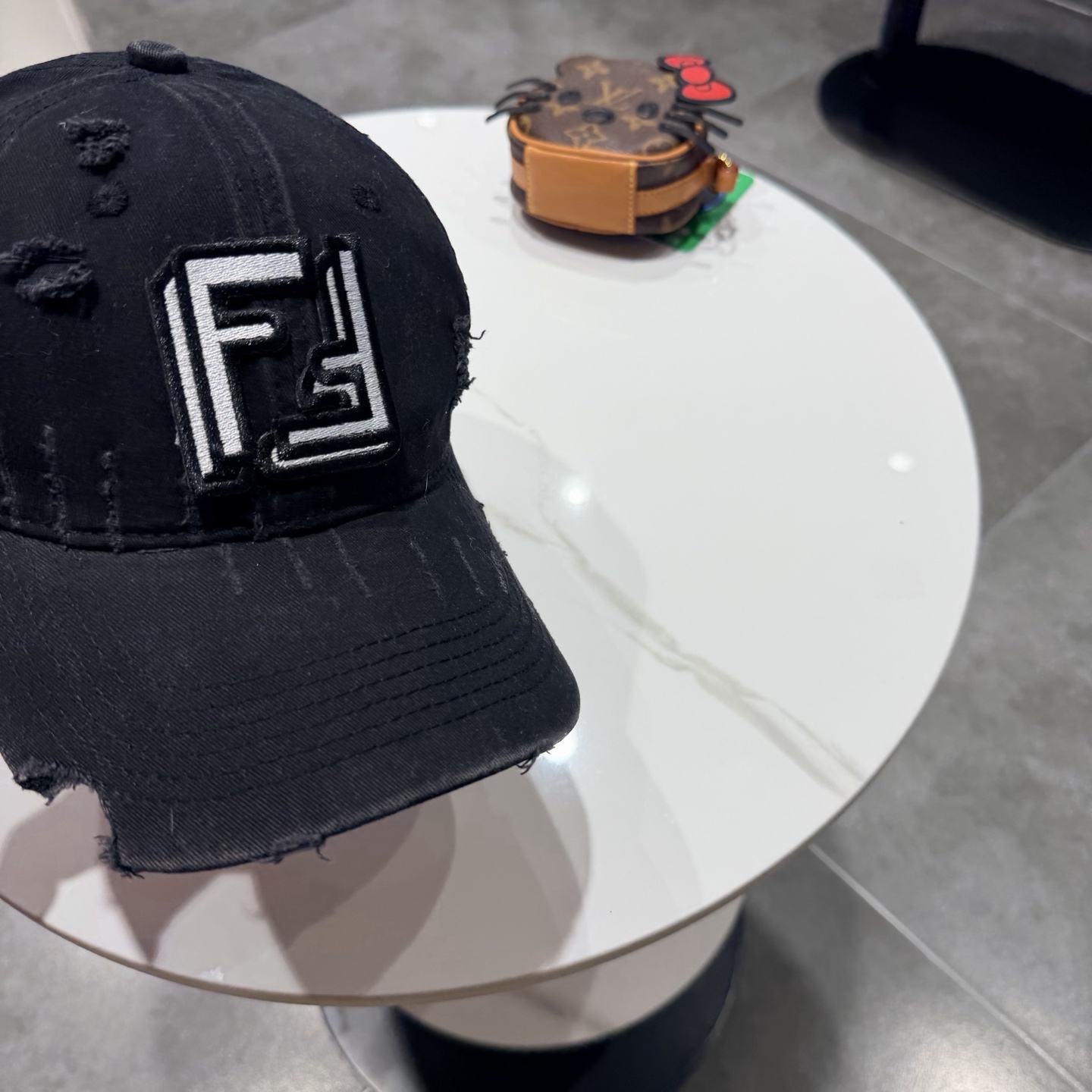 FEND*芬迪棒球帽🧢芬迪家的帽型简直无可挑剔！巨正！气场强大！高颜值在线，分分钟ko市场版本！首批上架