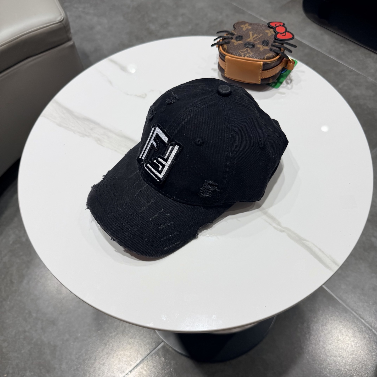 FEND*芬迪棒球帽🧢芬迪家的帽型简直无可挑剔！巨正！气场强大！高颜值在线，分分钟ko市场版本！首批上架