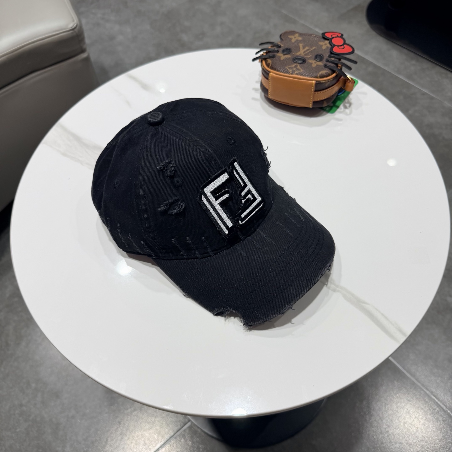 FEND*芬迪棒球帽🧢芬迪家的帽型简直无可挑剔！巨正！气场强大！高颜值在线，分分钟ko市场版本！首批上架