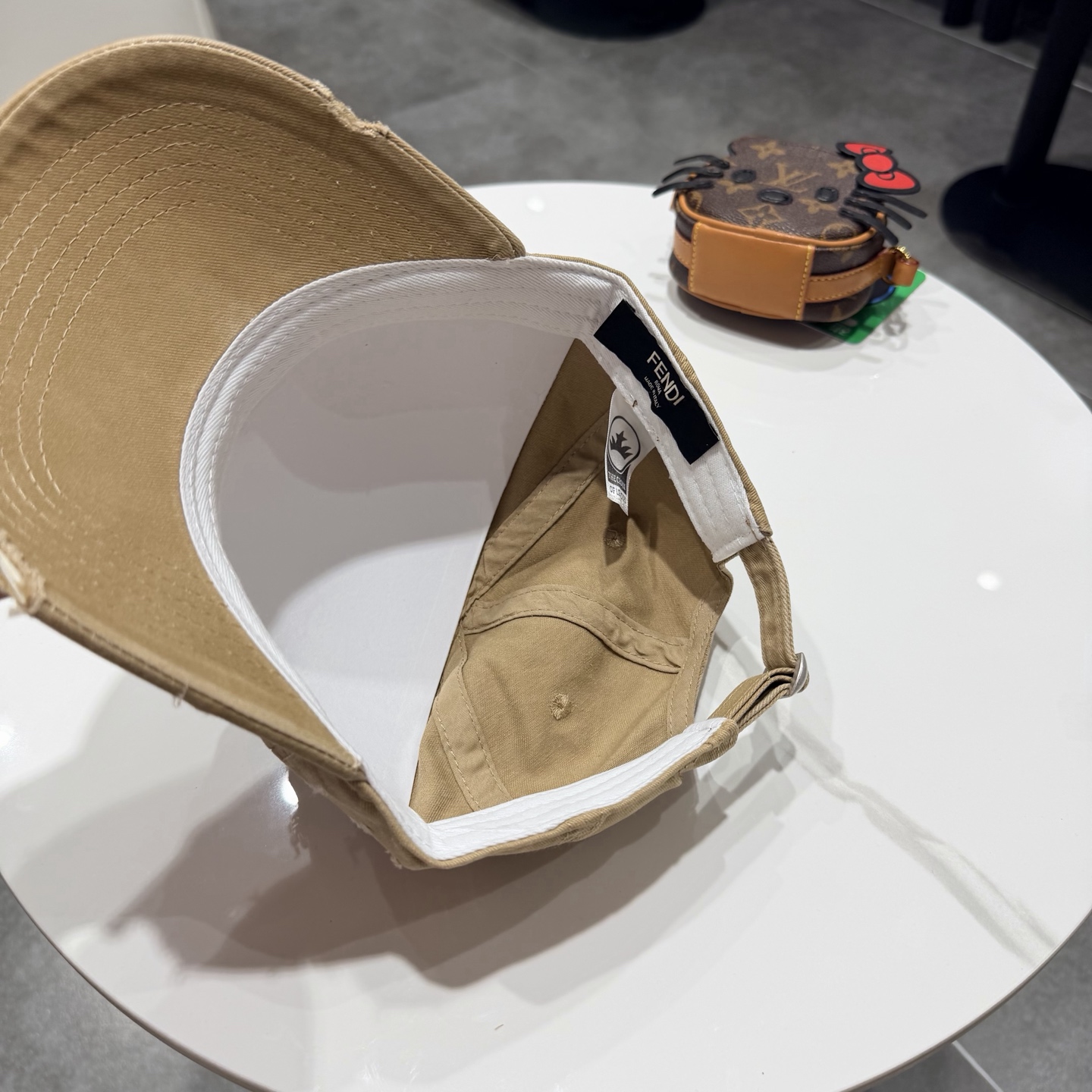 FEND*芬迪棒球帽🧢芬迪家的帽型简直无可挑剔！巨正！气场强大！高颜值在线，分分钟ko市场版本！首批上架