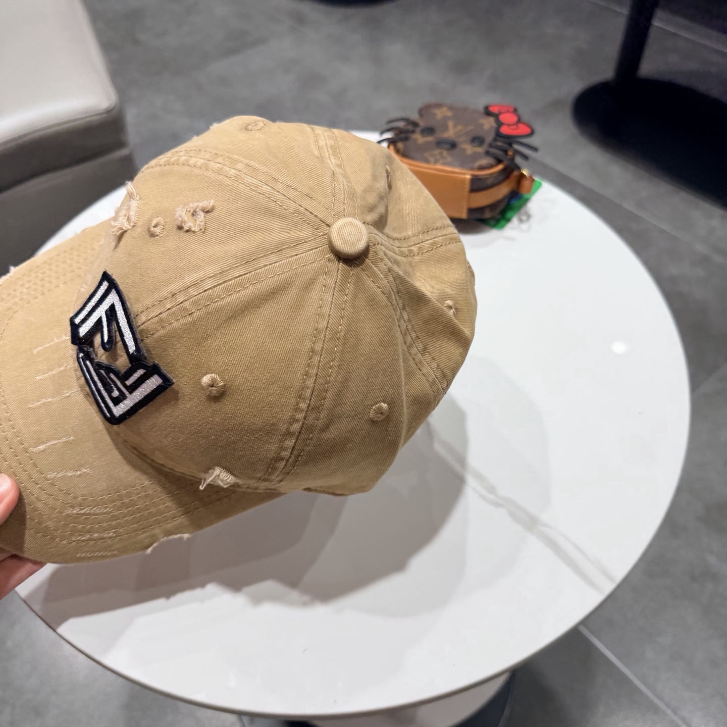 FEND*芬迪棒球帽🧢芬迪家的帽型简直无可挑剔！巨正！气场强大！高颜值在线，分分钟ko市场版本！首批上架