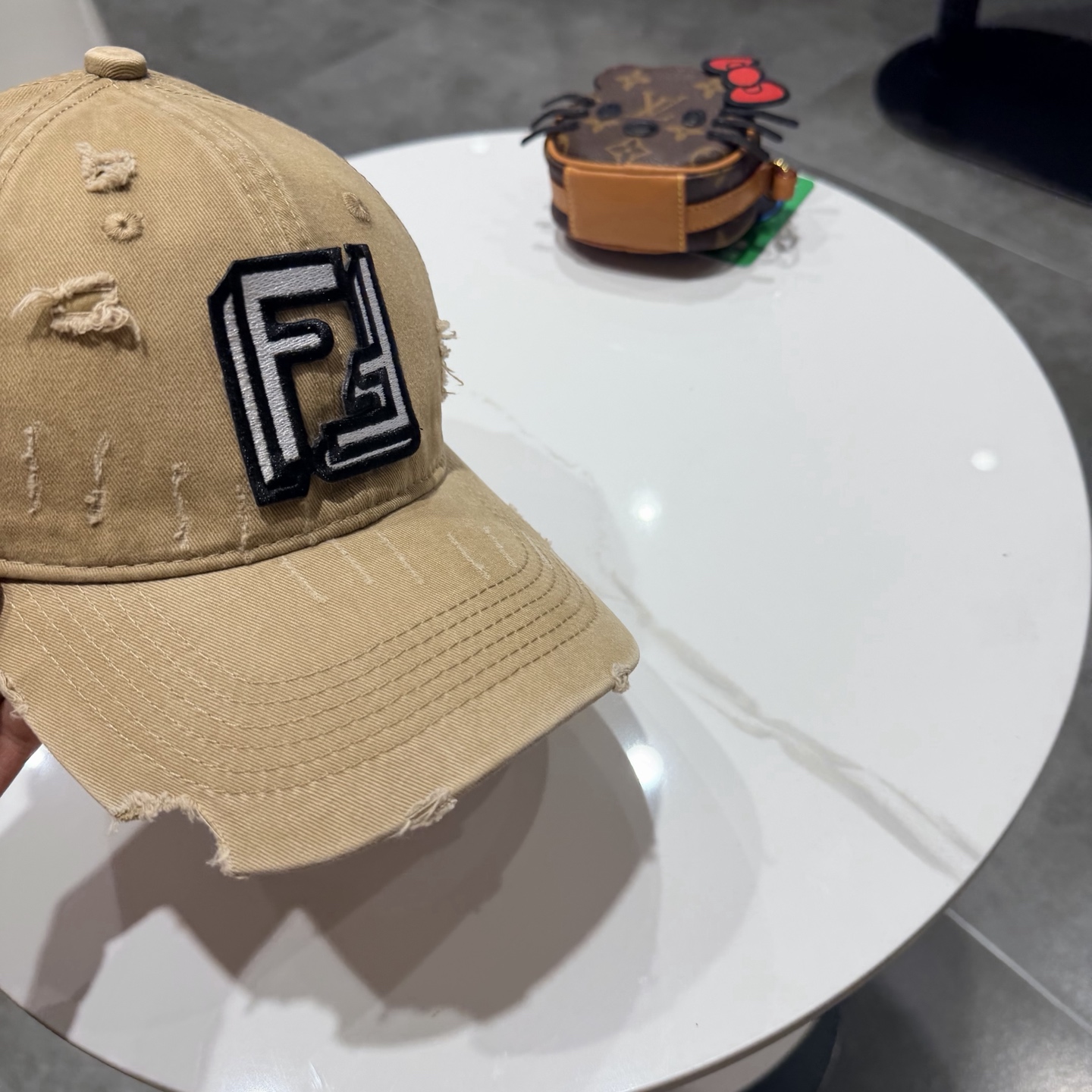 FEND*芬迪棒球帽🧢芬迪家的帽型简直无可挑剔！巨正！气场强大！高颜值在线，分分钟ko市场版本！首批上架