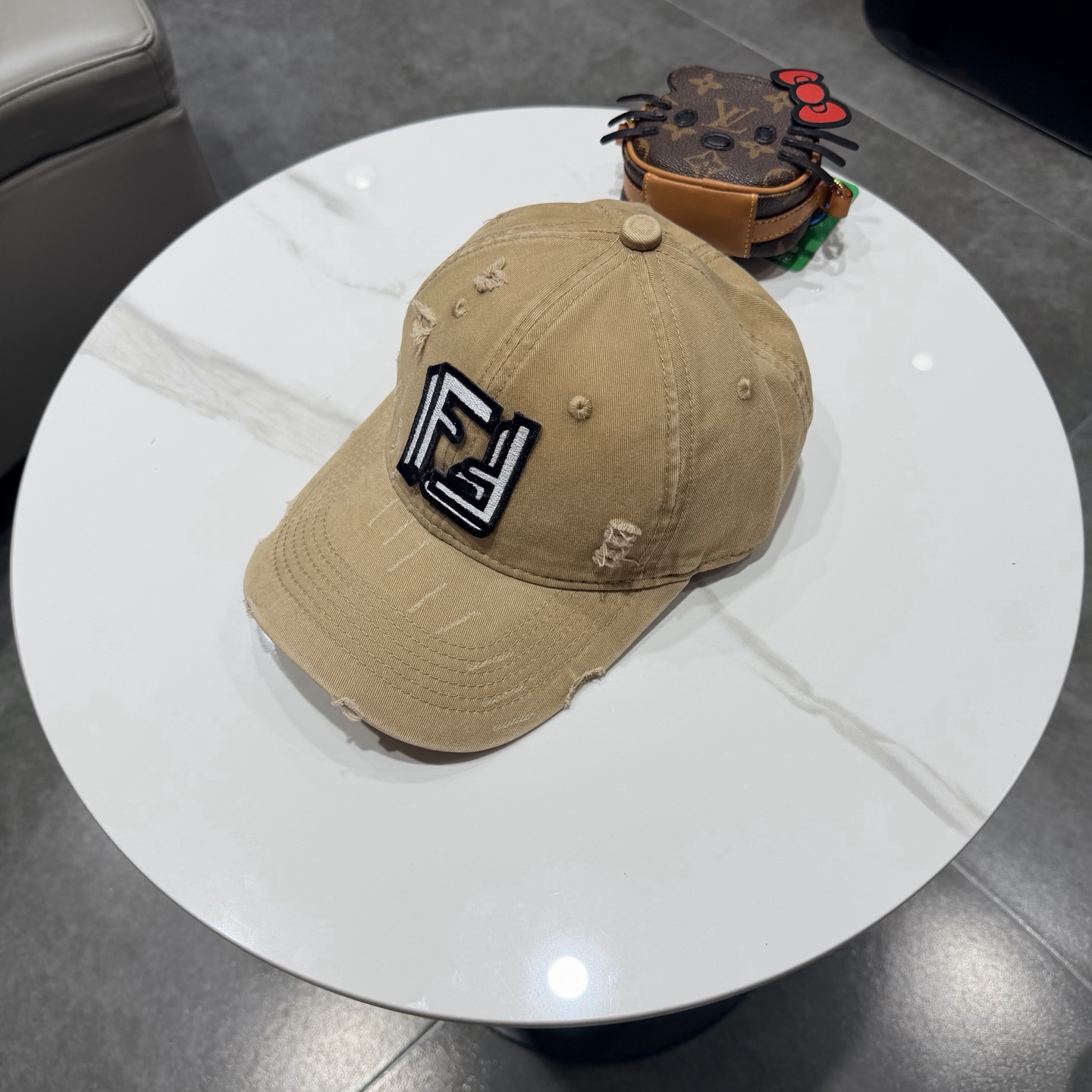 FEND*芬迪棒球帽🧢芬迪家的帽型简直无可挑剔！巨正！气场强大！高颜值在线，分分钟ko市场版本！首批上架