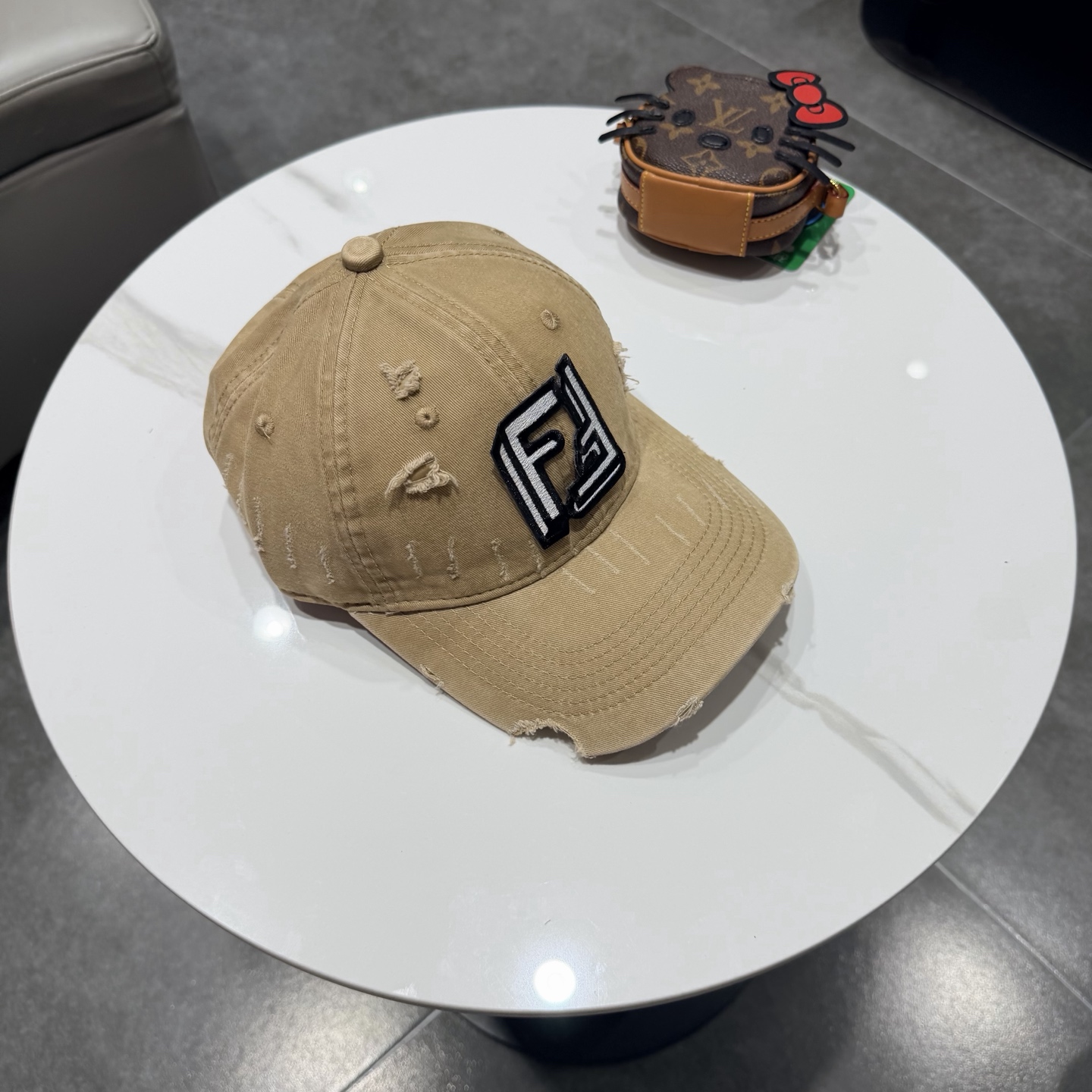 FEND*芬迪棒球帽🧢芬迪家的帽型简直无可挑剔！巨正！气场强大！高颜值在线，分分钟ko市场版本！首批上架