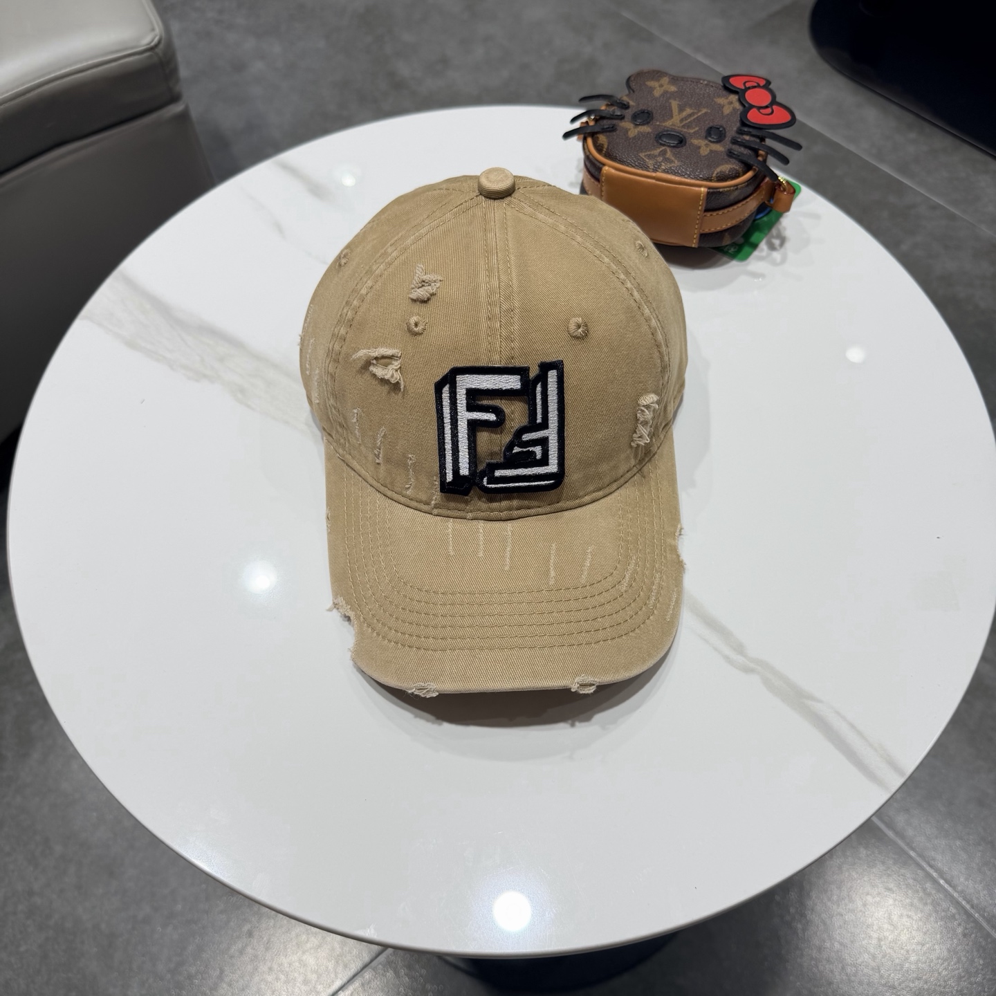 FEND*芬迪棒球帽🧢芬迪家的帽型简直无可挑剔！巨正！气场强大！高颜值在线，分分钟ko市场版本！首批上架