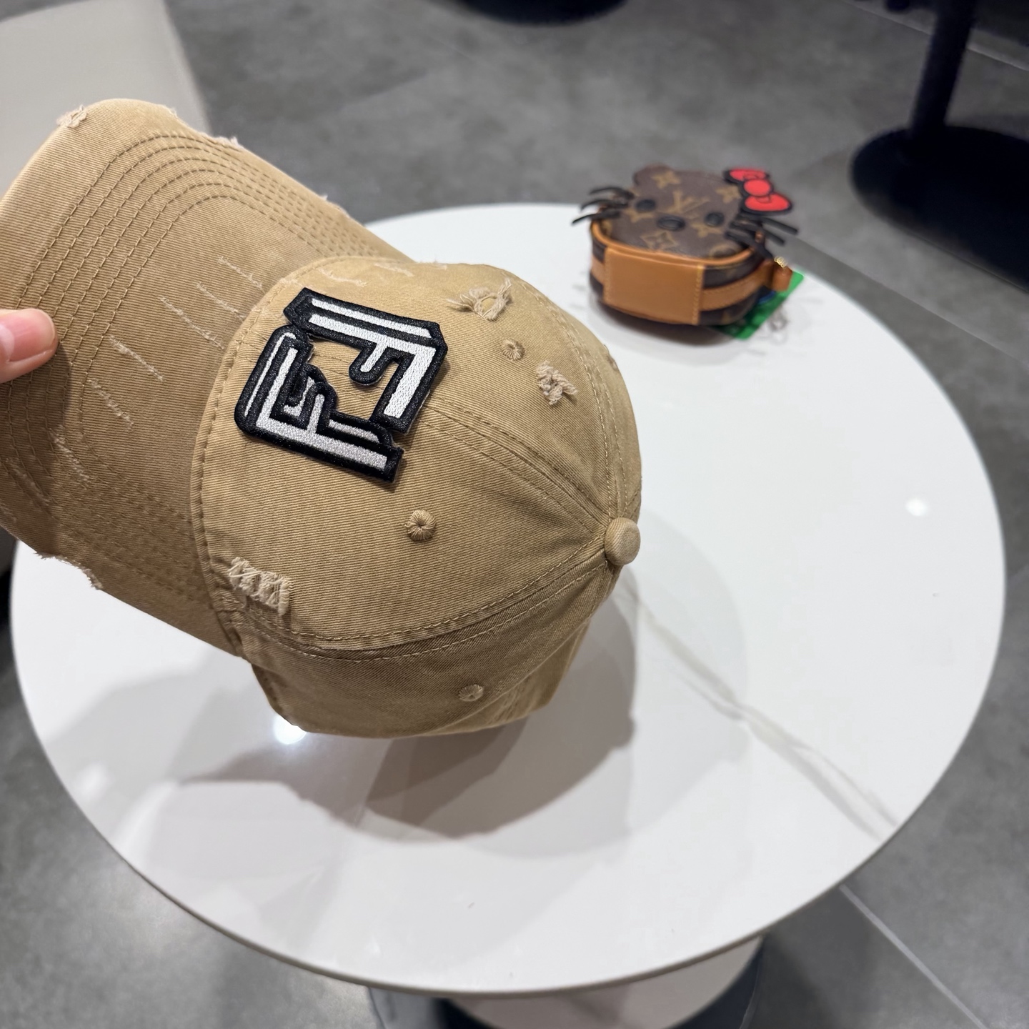 FEND*芬迪棒球帽🧢芬迪家的帽型简直无可挑剔！巨正！气场强大！高颜值在线，分分钟ko市场版本！首批上架