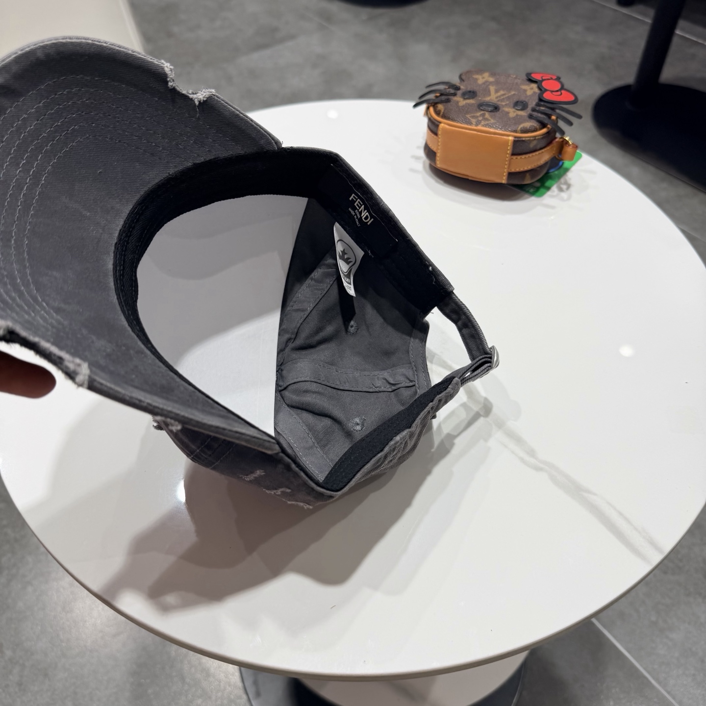 FEND*芬迪棒球帽🧢芬迪家的帽型简直无可挑剔！巨正！气场强大！高颜值在线，分分钟ko市场版本！首批上架