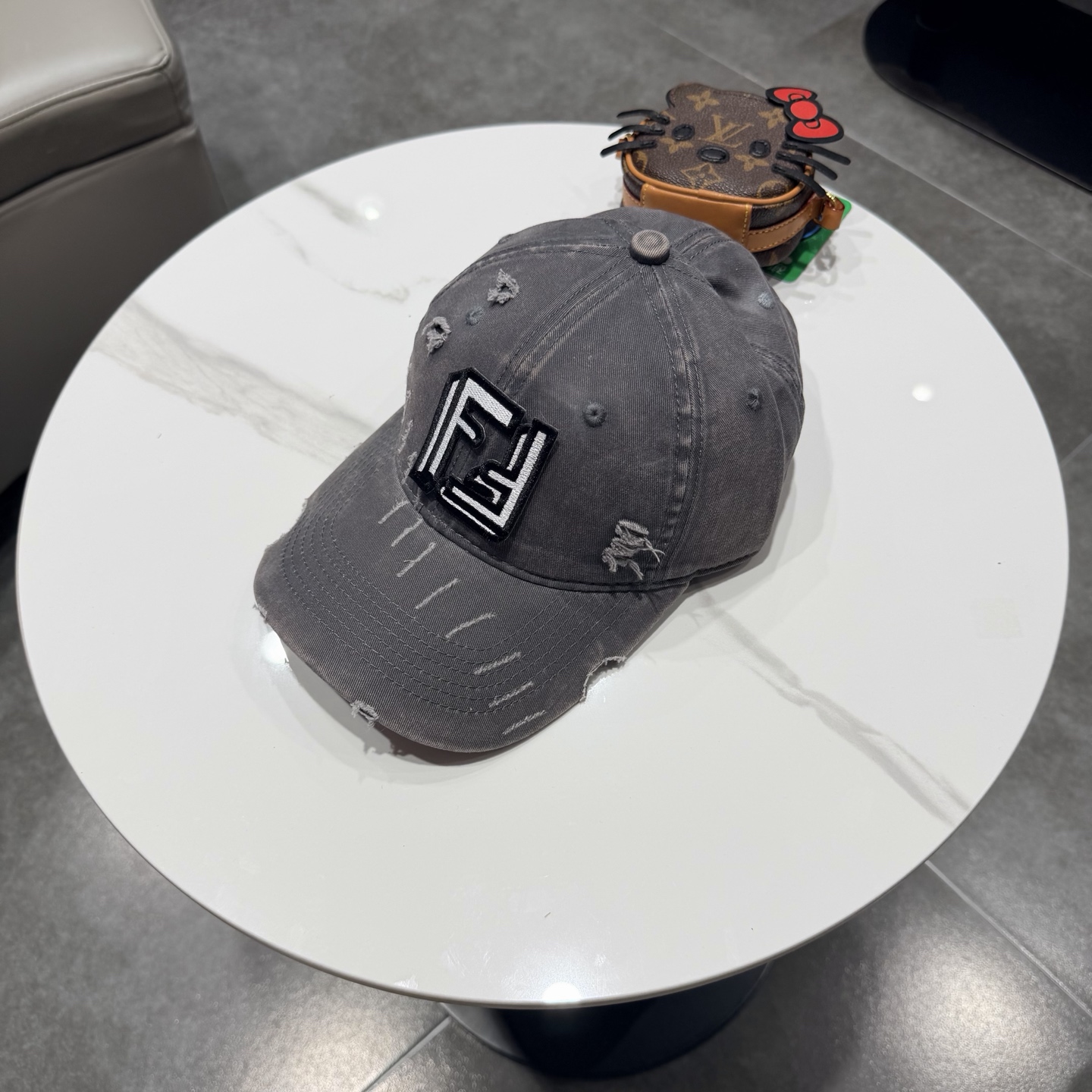 FEND*芬迪棒球帽🧢芬迪家的帽型简直无可挑剔！巨正！气场强大！高颜值在线，分分钟ko市场版本！首批上架