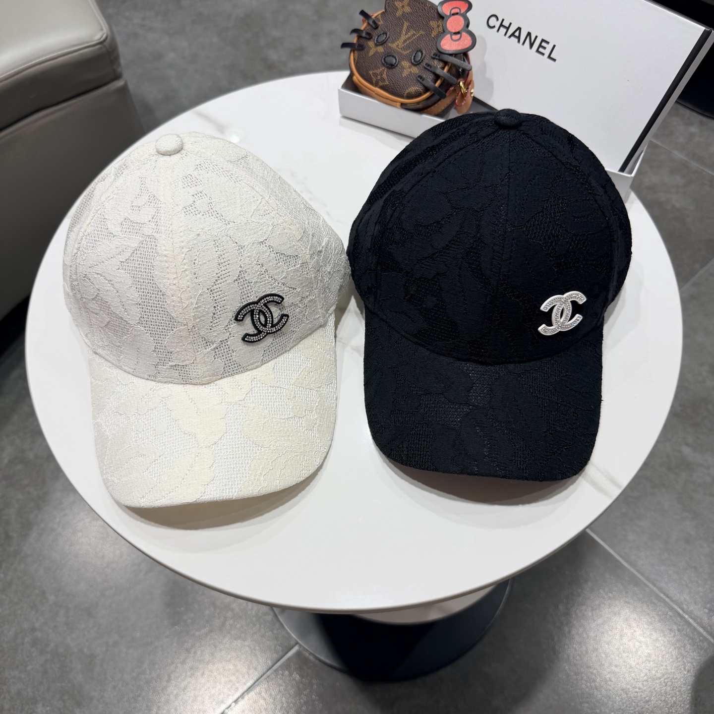 Chanel香奈儿棒球帽，经典双C标识，利落棒球帽型，白的清爽、黑的酷感、米白温柔、卡其复古，每一款都是