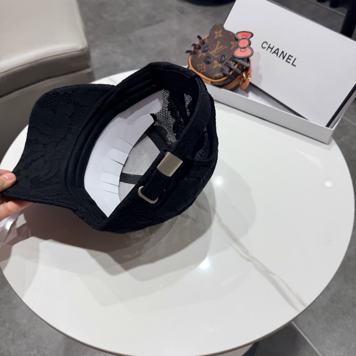 Chanel香奈儿棒球帽，经典双C标识，利落棒球帽型，白的清爽、黑的酷感、米白温柔、卡其复古，每一款都是