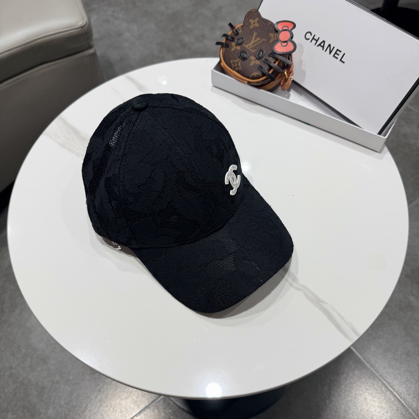 Chanel香奈儿棒球帽，经典双C标识，利落棒球帽型，白的清爽、黑的酷感、米白温柔、卡其复古，每一款都是