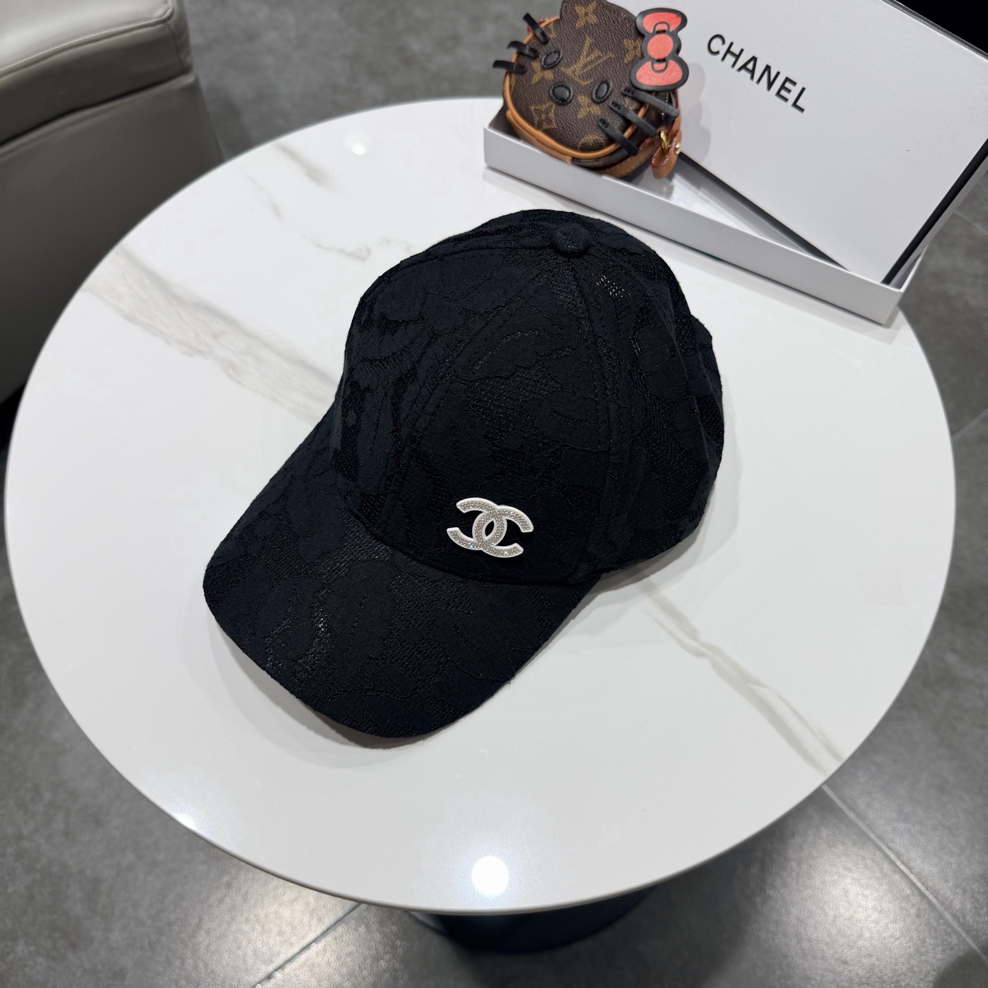 Chanel香奈儿棒球帽，经典双C标识，利落棒球帽型，白的清爽、黑的酷感、米白温柔、卡其复古，每一款都是