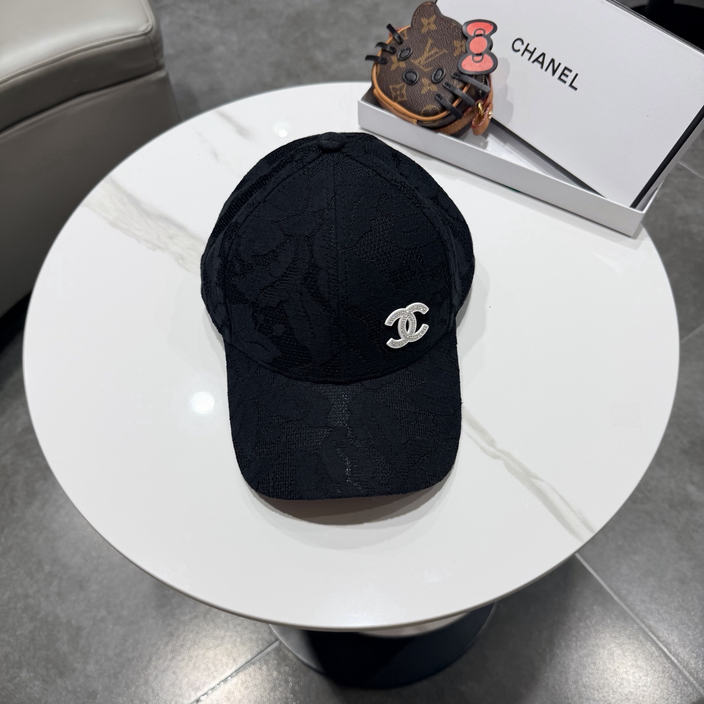 Chanel香奈儿棒球帽，经典双C标识，利落棒球帽型，白的清爽、黑的酷感、米白温柔、卡其复古，每一款都是