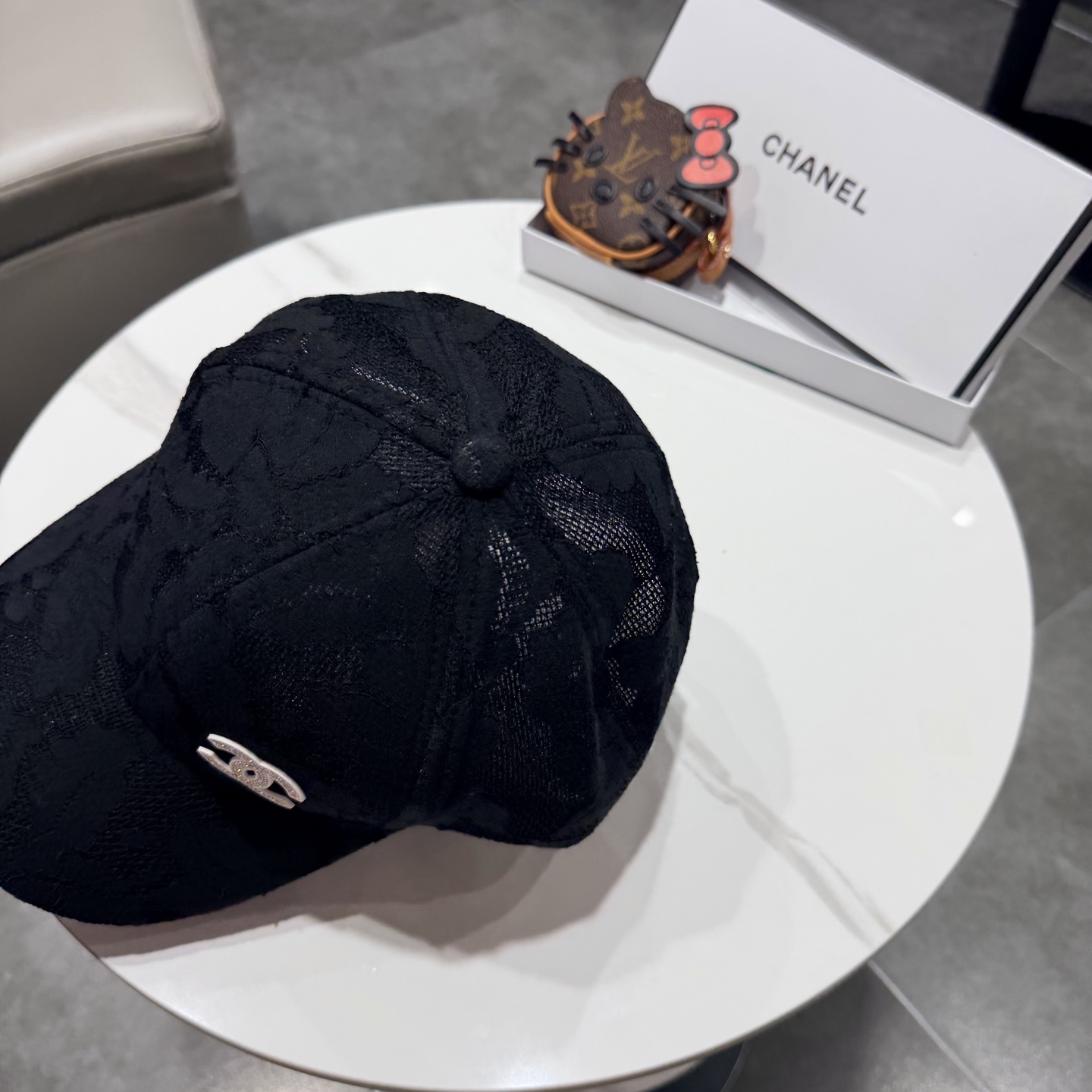 Chanel香奈儿棒球帽，经典双C标识，利落棒球帽型，白的清爽、黑的酷感、米白温柔、卡其复古，每一款都是