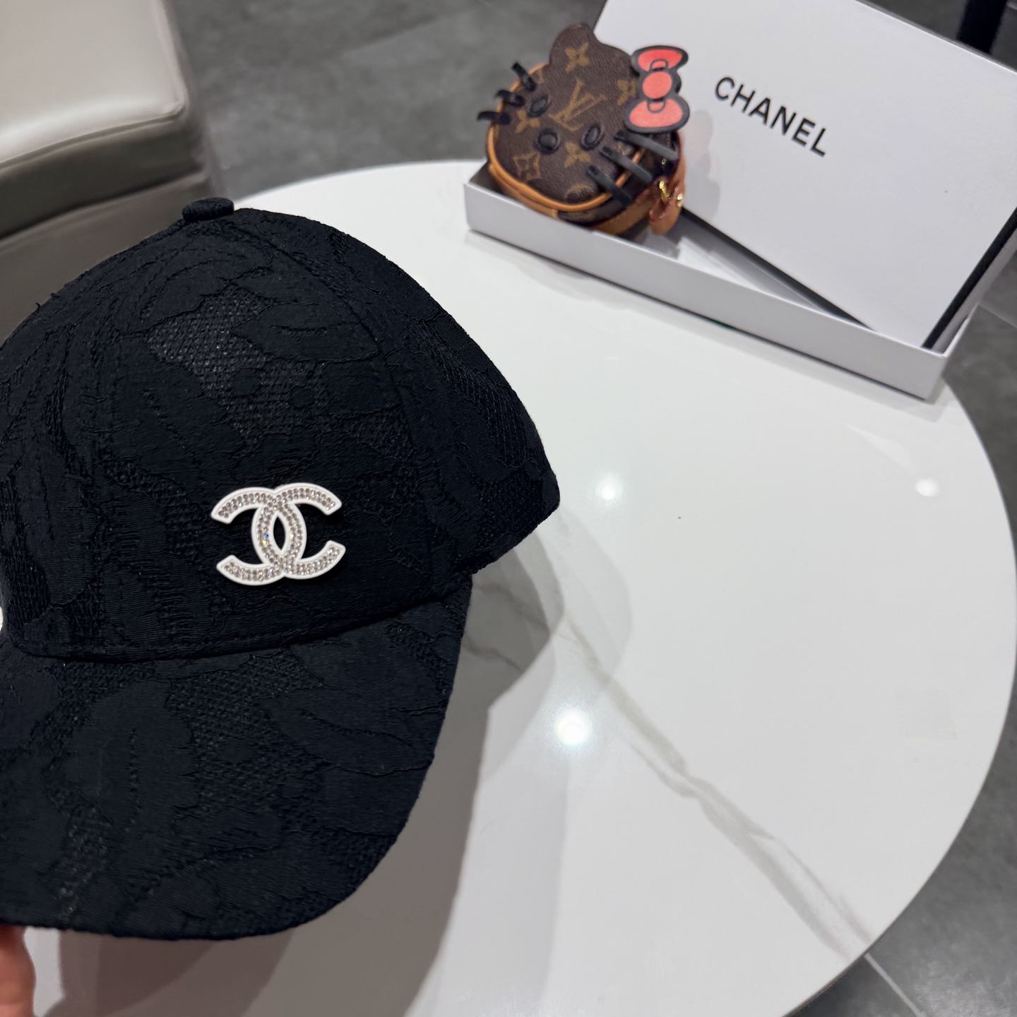 Chanel香奈儿棒球帽，经典双C标识，利落棒球帽型，白的清爽、黑的酷感、米白温柔、卡其复古，每一款都是