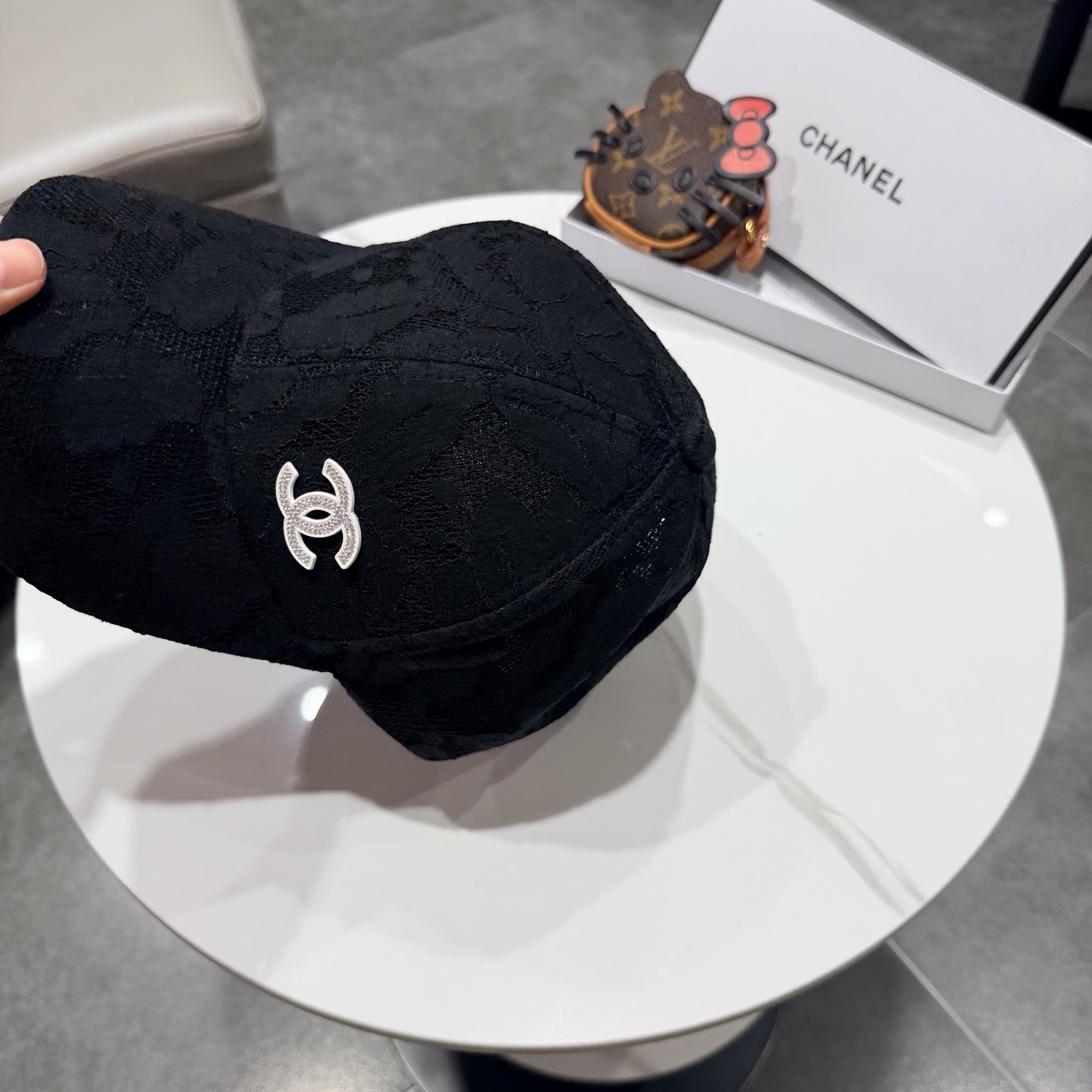 Chanel香奈儿棒球帽，经典双C标识，利落棒球帽型，白的清爽、黑的酷感、米白温柔、卡其复古，每一款都是