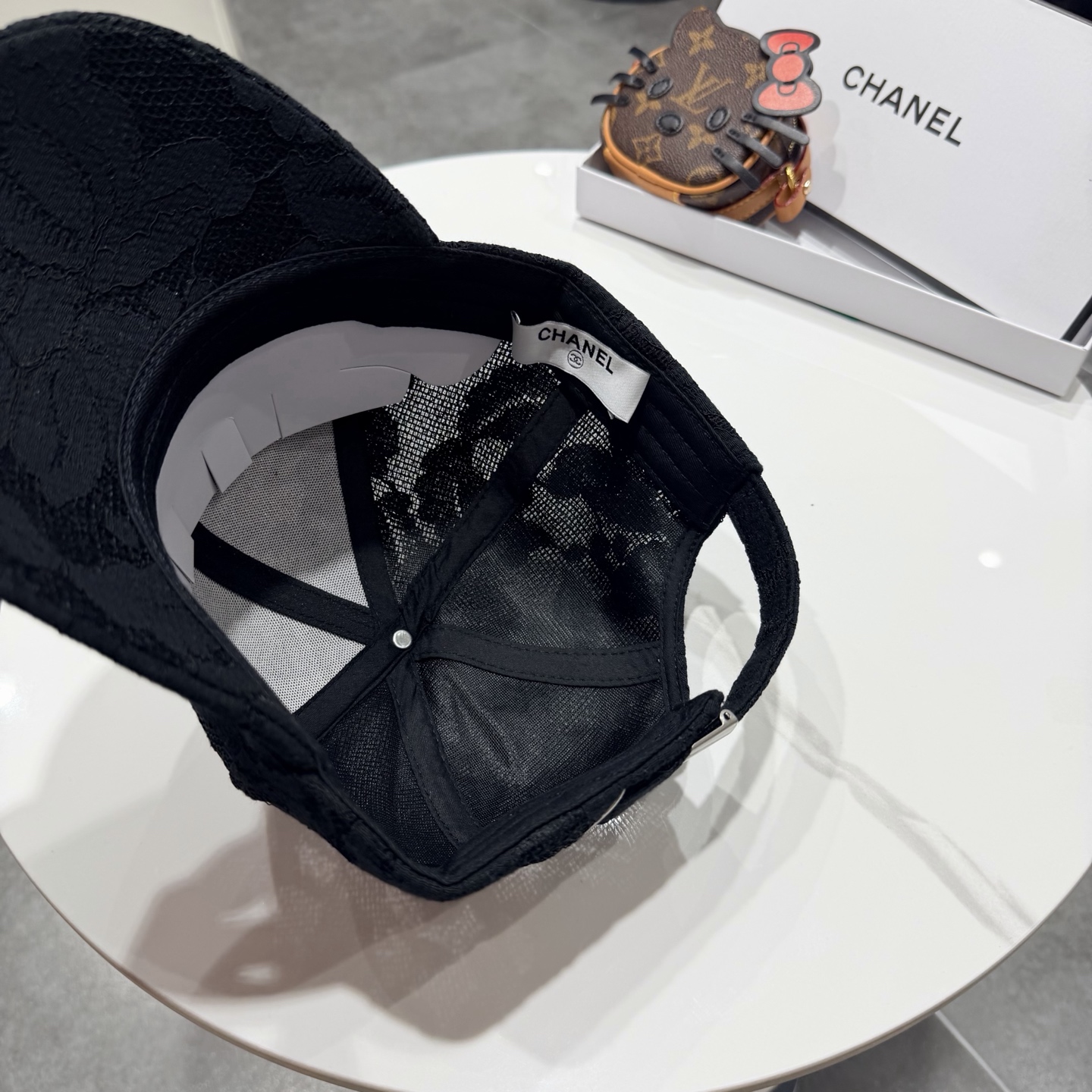 Chanel香奈儿棒球帽，经典双C标识，利落棒球帽型，白的清爽、黑的酷感、米白温柔、卡其复古，每一款都是