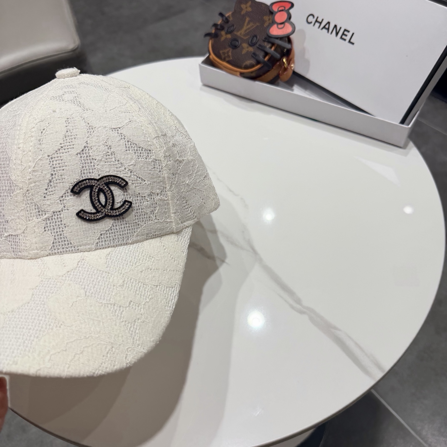 Chanel香奈儿棒球帽，经典双C标识，利落棒球帽型，白的清爽、黑的酷感、米白温柔、卡其复古，每一款都是