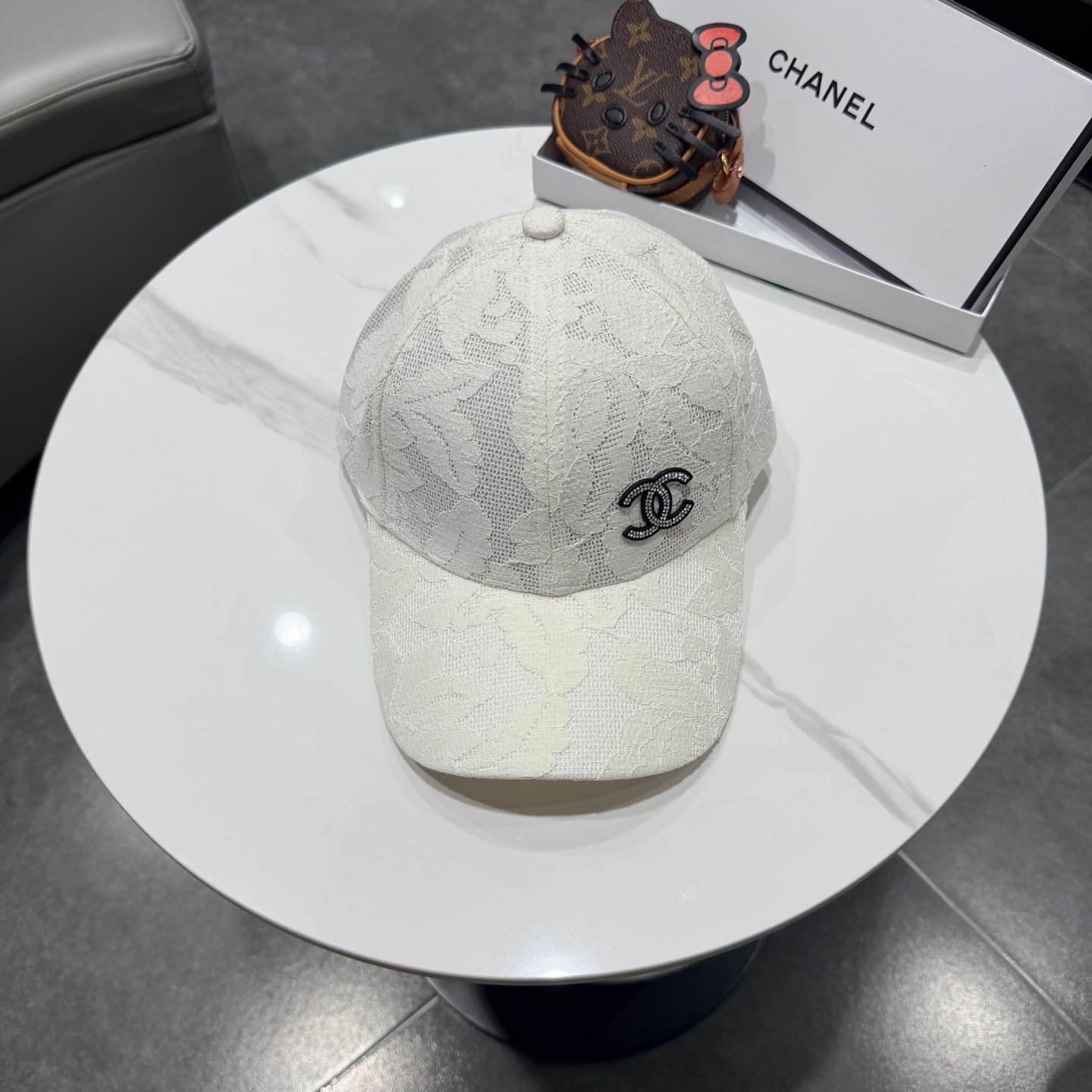 Chanel香奈儿棒球帽，经典双C标识，利落棒球帽型，白的清爽、黑的酷感、米白温柔、卡其复古，每一款都是