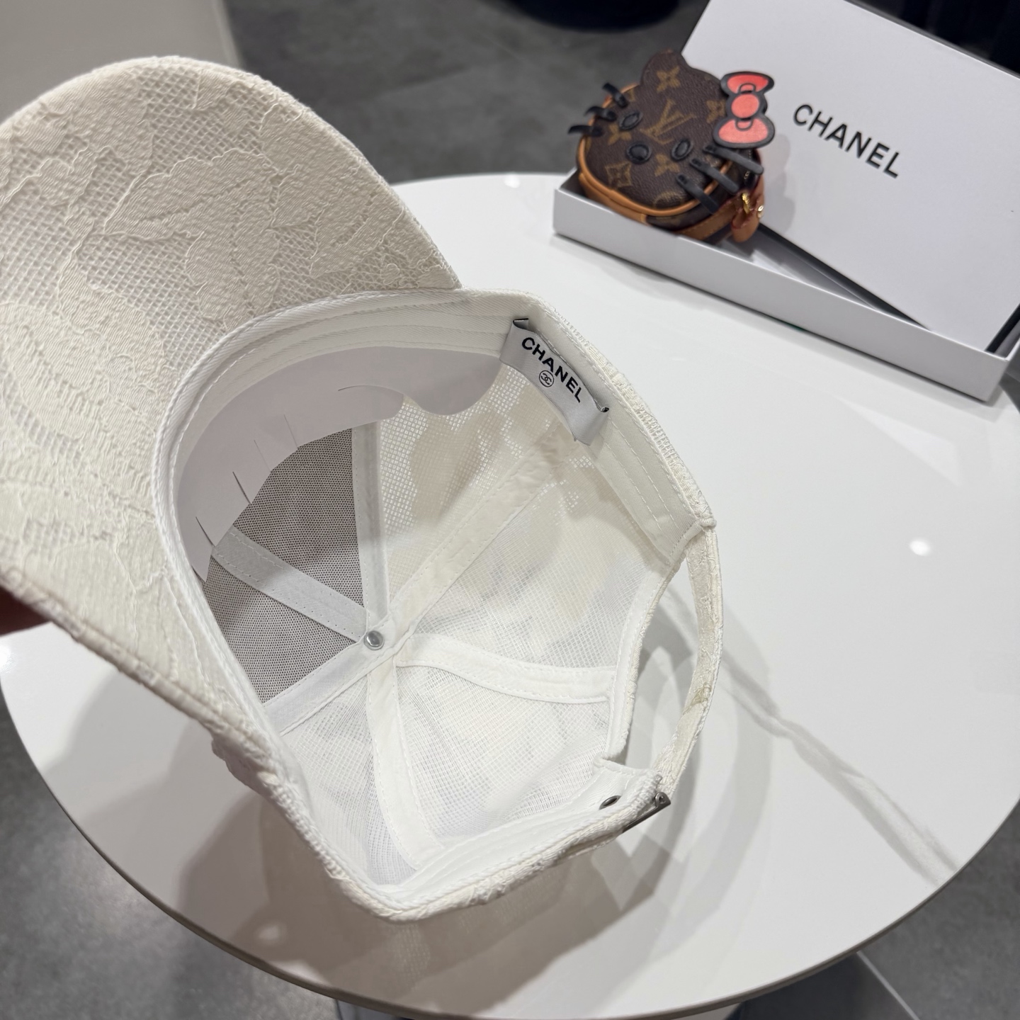 Chanel香奈儿棒球帽，经典双C标识，利落棒球帽型，白的清爽、黑的酷感、米白温柔、卡其复古，每一款都是