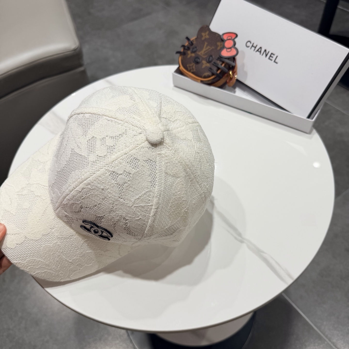 Chanel香奈儿棒球帽，经典双C标识，利落棒球帽型，白的清爽、黑的酷感、米白温柔、卡其复古，每一款都是