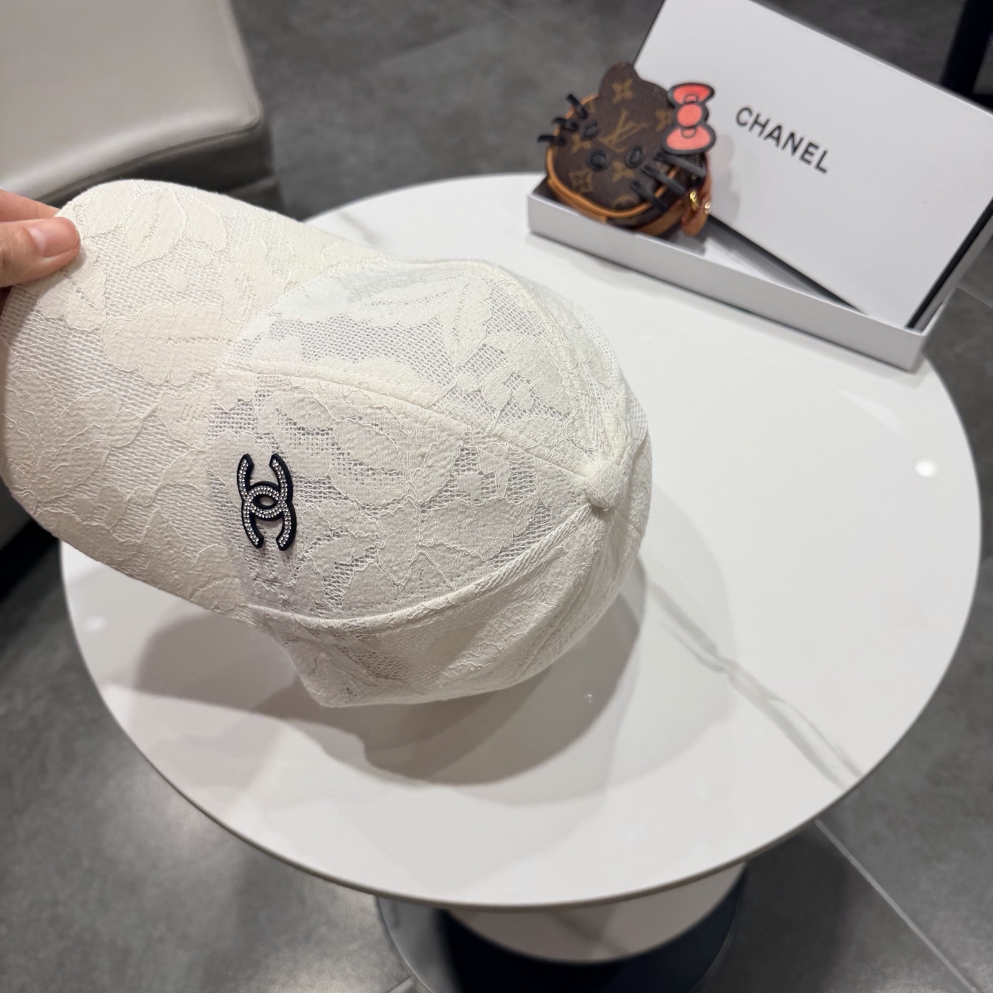 Chanel香奈儿棒球帽，经典双C标识，利落棒球帽型，白的清爽、黑的酷感、米白温柔、卡其复古，每一款都是