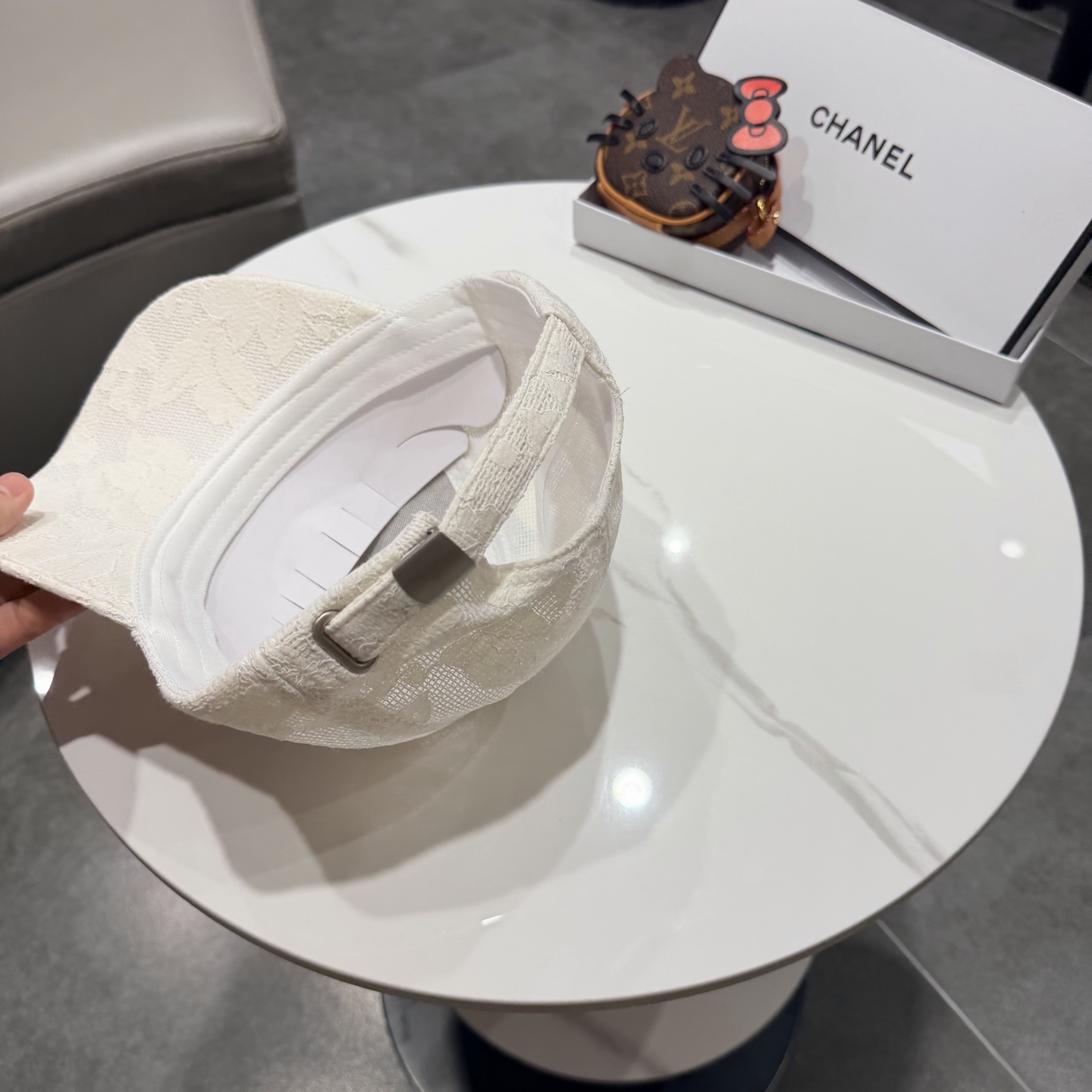 Chanel香奈儿棒球帽，经典双C标识，利落棒球帽型，白的清爽、黑的酷感、米白温柔、卡其复古，每一款都是