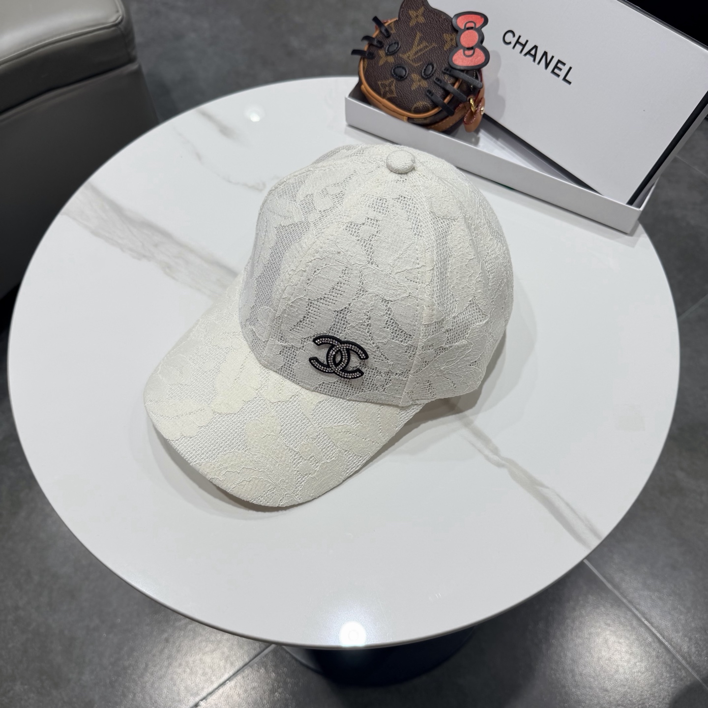 Chanel香奈儿棒球帽，经典双C标识，利落棒球帽型，白的清爽、黑的酷感、米白温柔、卡其复古，每一款都是