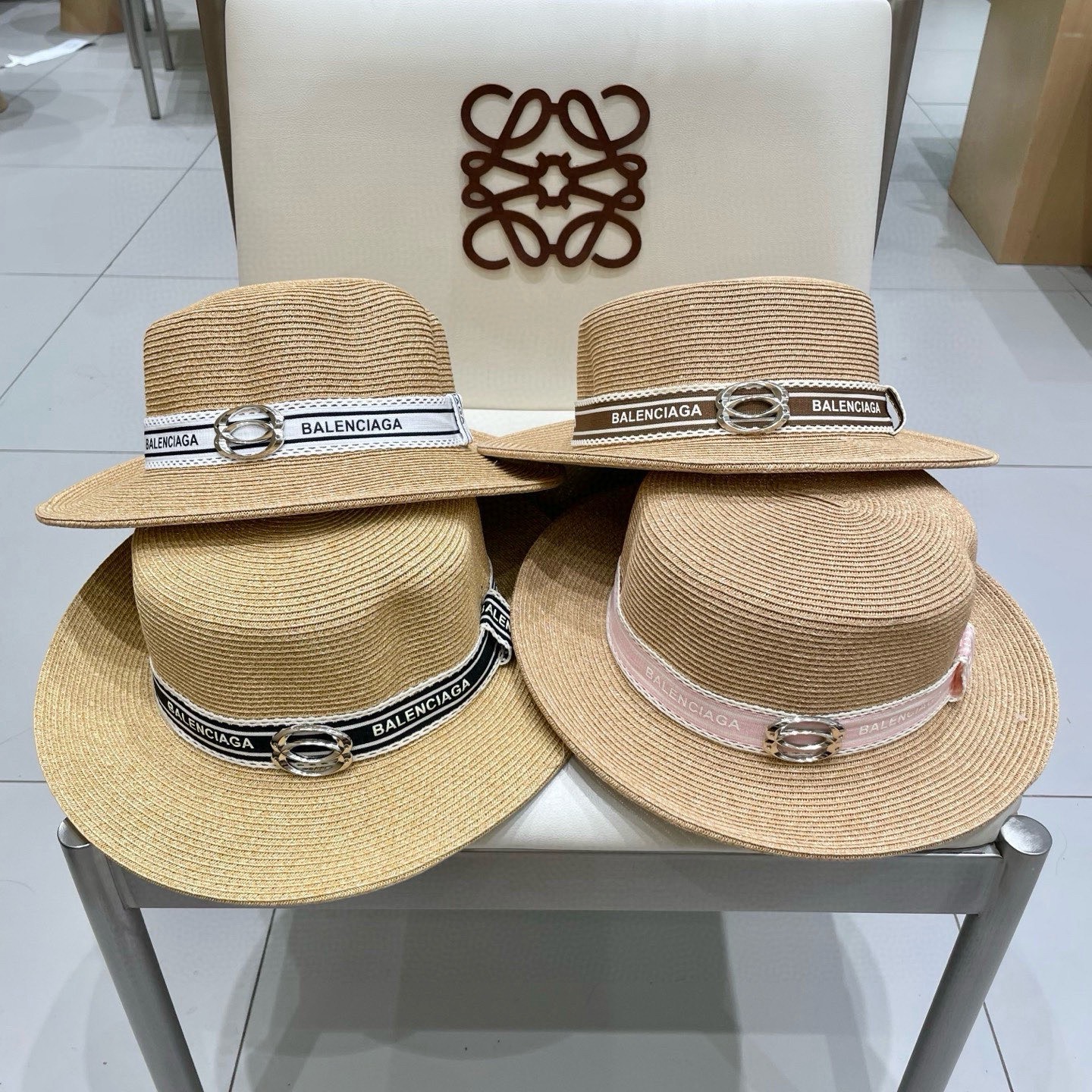 BALENCIAGA巴黎世家夏季新款细辫小盆帽实用的高颜值美物，夏日就是需要清凉色系，超美平顶遮阳凹造型