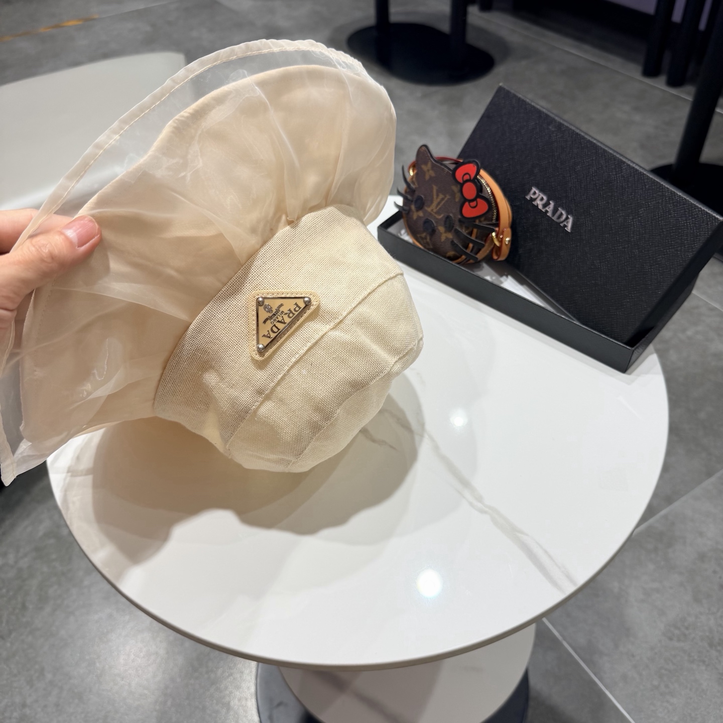 普拉达Prada个性百搭双层欧根纱帽遮显瘦渔夫帽子女春夏时尚平顶帽网红盆帽潮