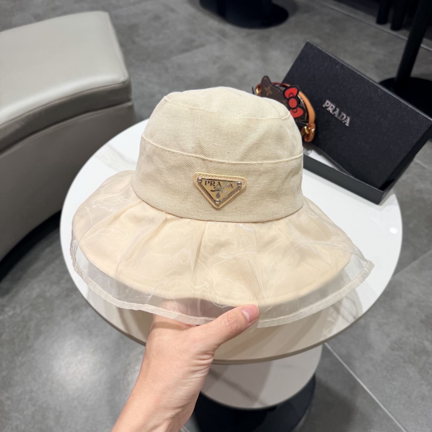 普拉达Prada个性百搭双层欧根纱帽遮显瘦渔夫帽子女春夏时尚平顶帽网红盆帽潮