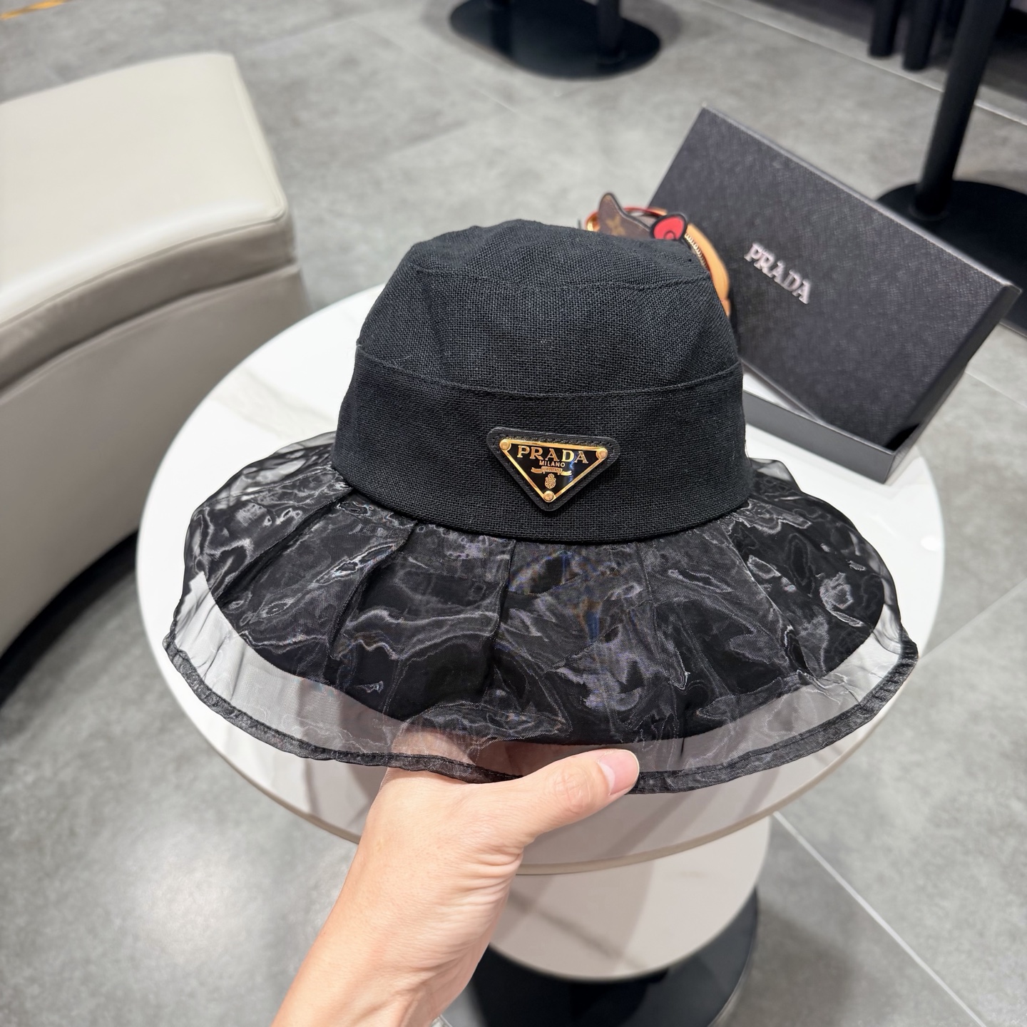 普拉达Prada个性百搭双层欧根纱帽遮显瘦渔夫帽子女春夏时尚平顶帽网红盆帽潮