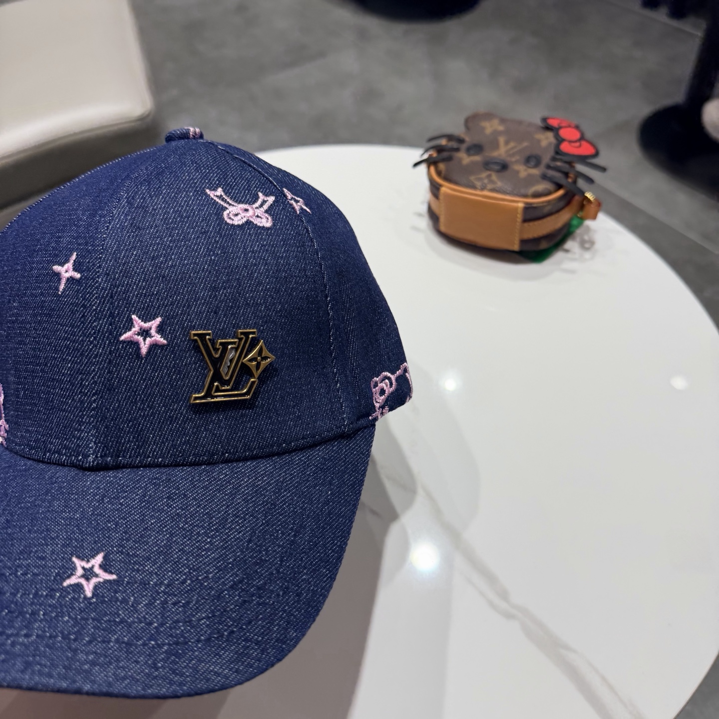 LV牛仔棒球帽，标志性的品牌Logo贴布，经典奢华混搭复古休闲，非常适合打造高质感的街头时尚造型