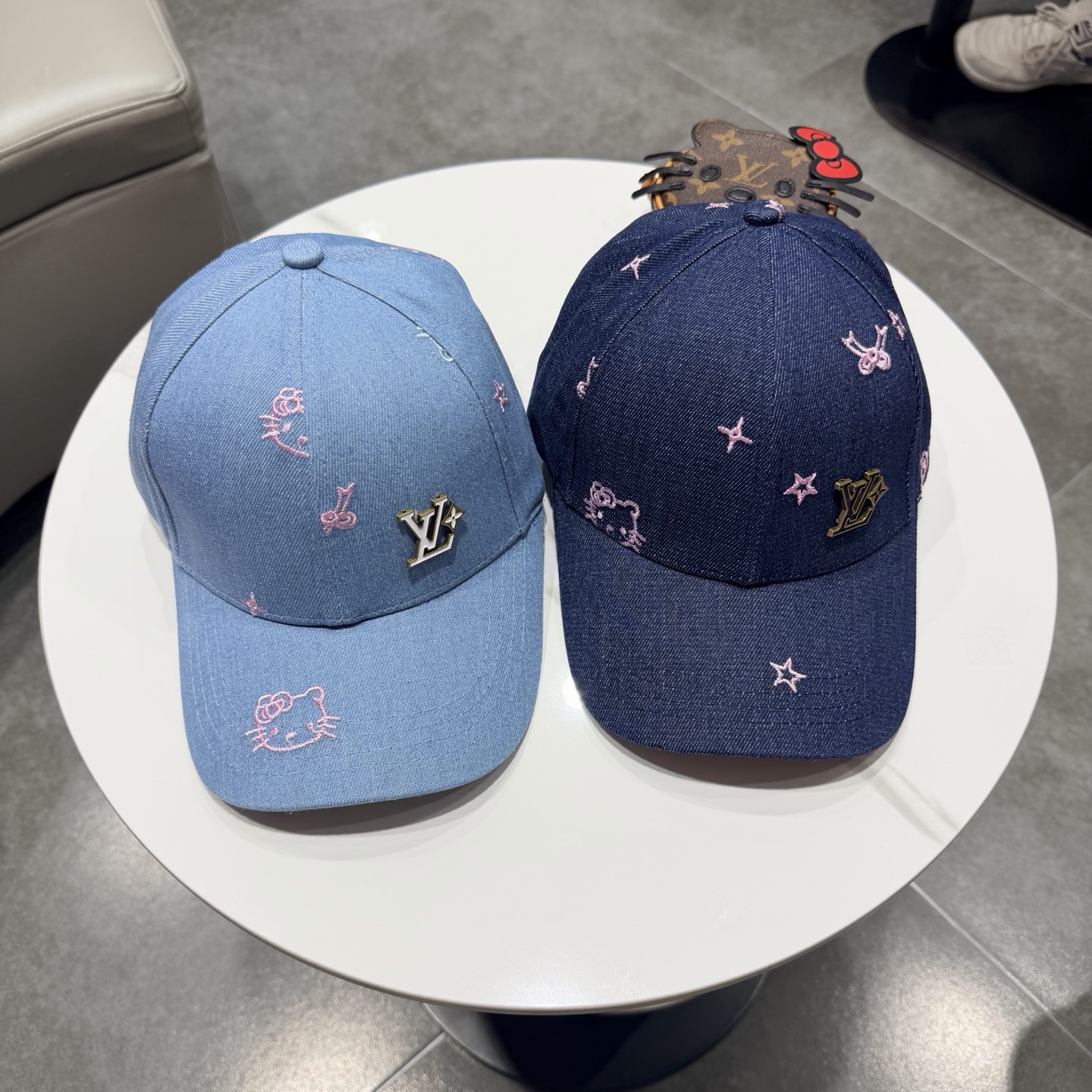 LV牛仔棒球帽，标志性的品牌Logo贴布，经典奢华混搭复古休闲，非常适合打造高质感的街头时尚造型