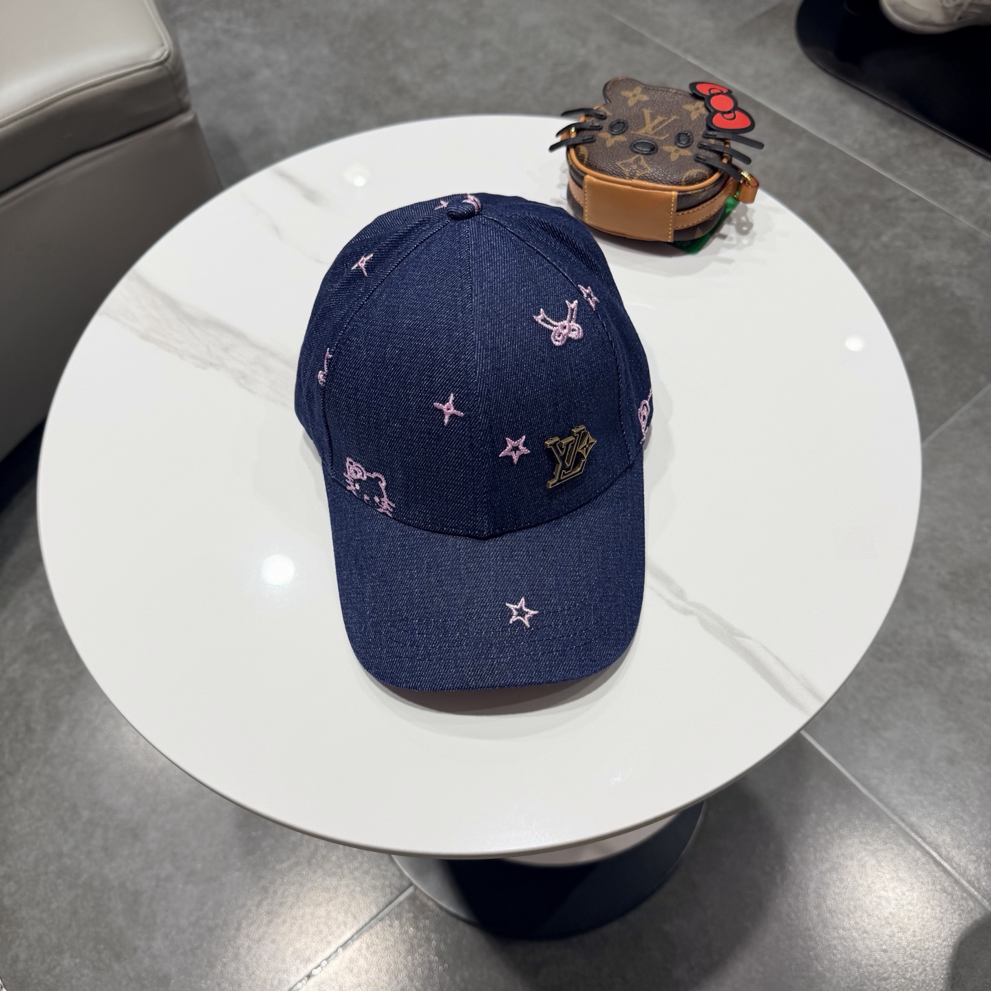 LV牛仔棒球帽，标志性的品牌Logo贴布，经典奢华混搭复古休闲，非常适合打造高质感的街头时尚造型