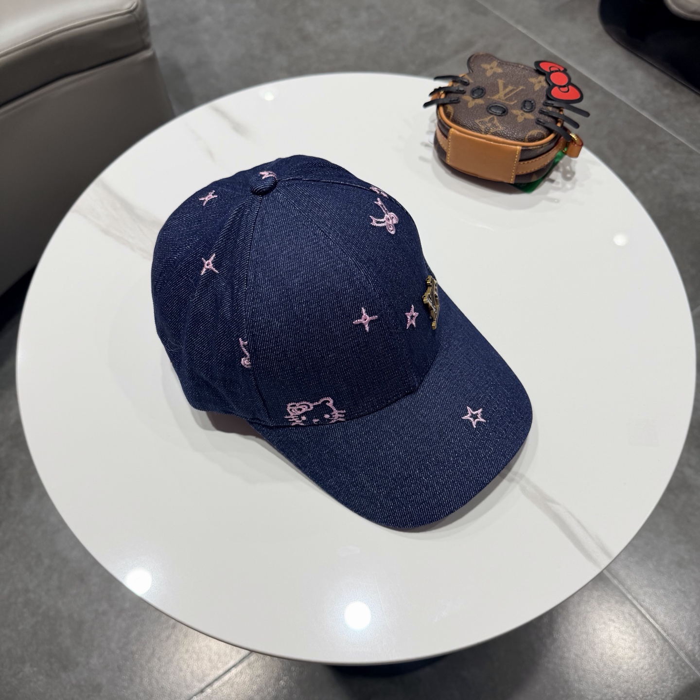 LV牛仔棒球帽，标志性的品牌Logo贴布，经典奢华混搭复古休闲，非常适合打造高质感的街头时尚造型