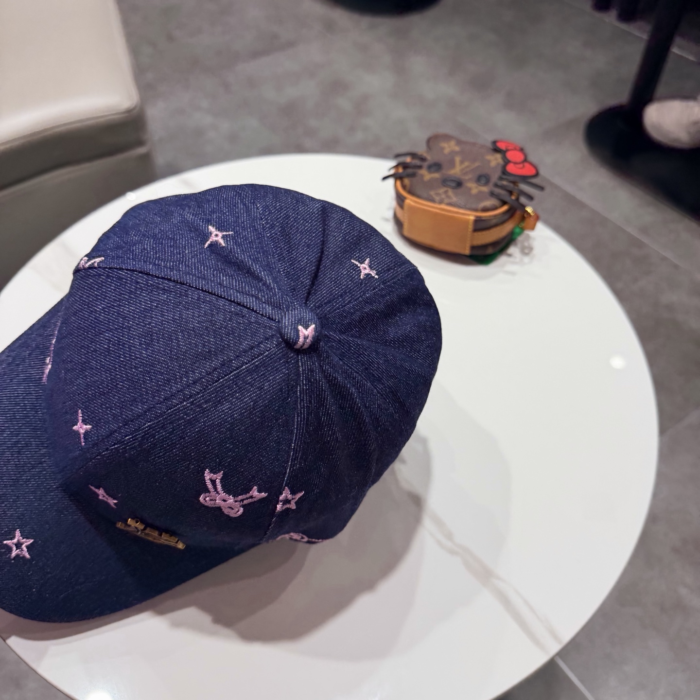LV牛仔棒球帽，标志性的品牌Logo贴布，经典奢华混搭复古休闲，非常适合打造高质感的街头时尚造型