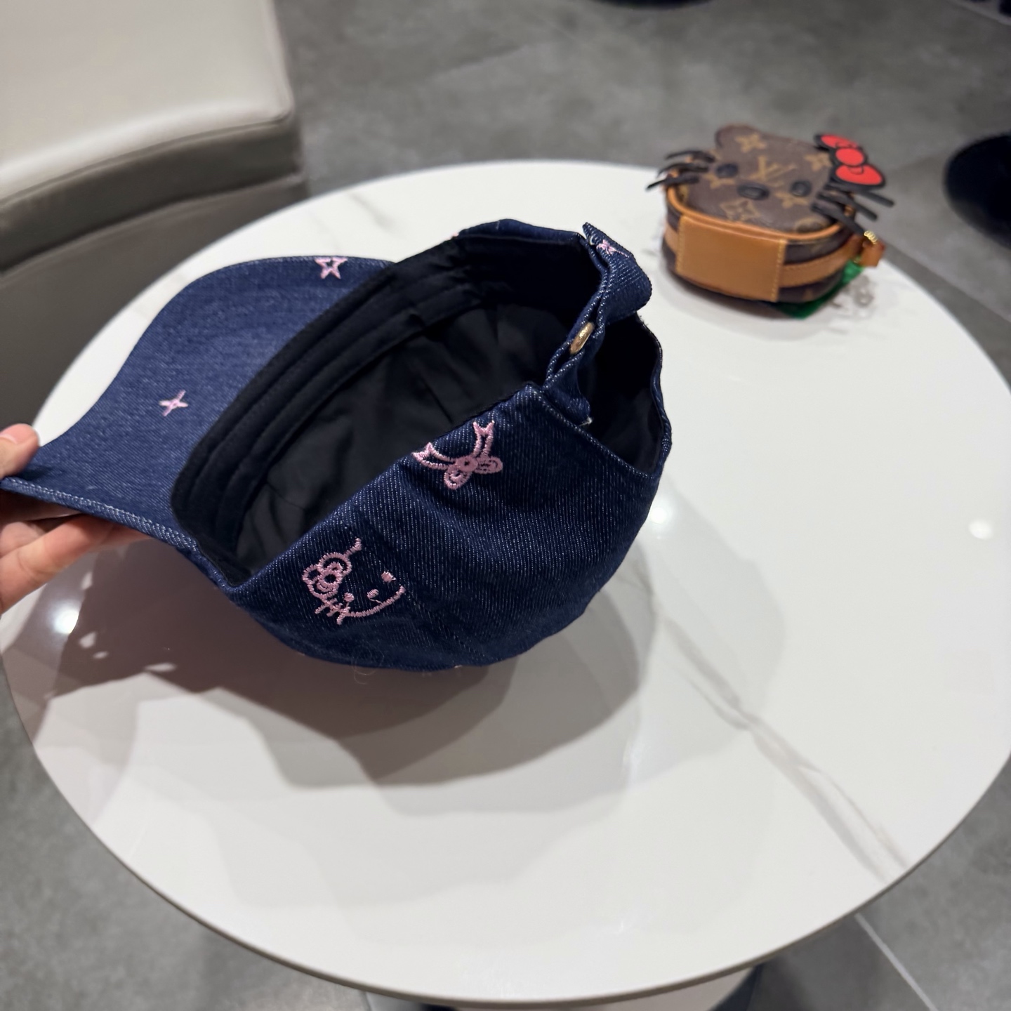 LV牛仔棒球帽，标志性的品牌Logo贴布，经典奢华混搭复古休闲，非常适合打造高质感的街头时尚造型